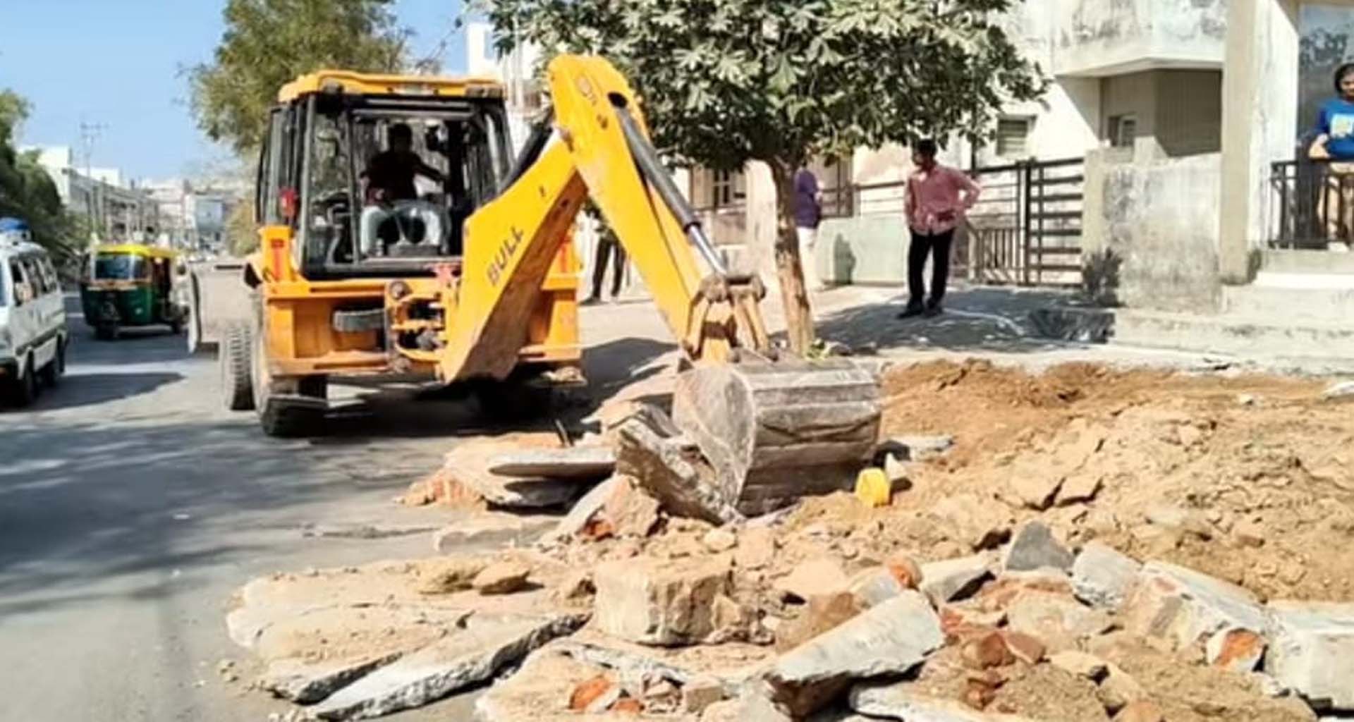 પાટણ પાલિકાની નોટિસની અવધિ પૂણૅ થતાં જ પાલિકા તંત્ર દ્વારા વૈદ ટાઉનશીપ માગૅ પરના દબાણો દુર કરાયા