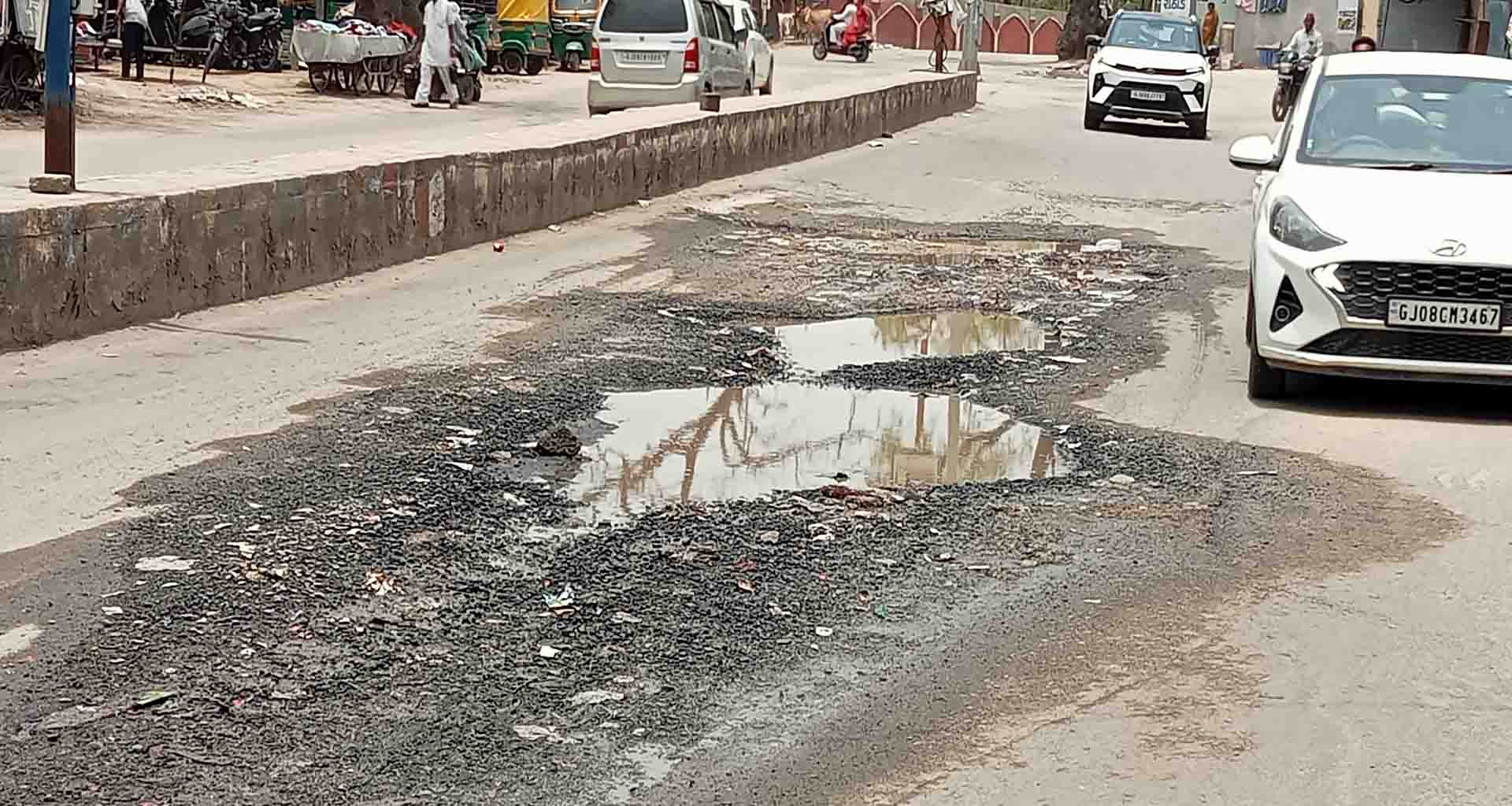 પાલનપુરમા મીરા ગેટ નજીક ખખડધજ રોડથી વાહન ચાલકોને હાલાકી