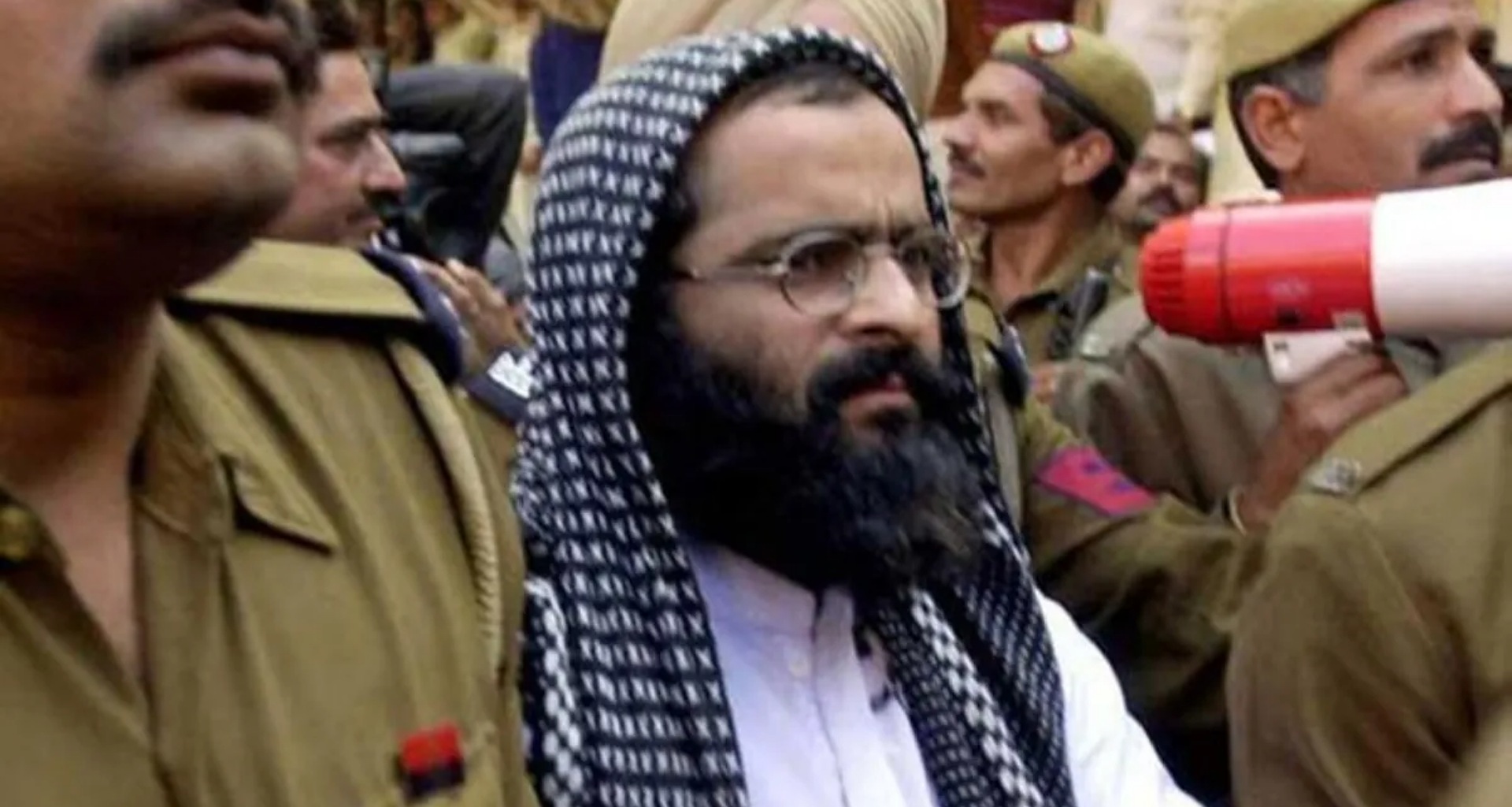 તિહાર જેલમાંથી અફઝલ ગુરુ અને મકબુલ ભટ્ટની કબરો દૂર કરવા માટે દિલ્હી હાઈકોર્ટમાં અરજી દાખલ