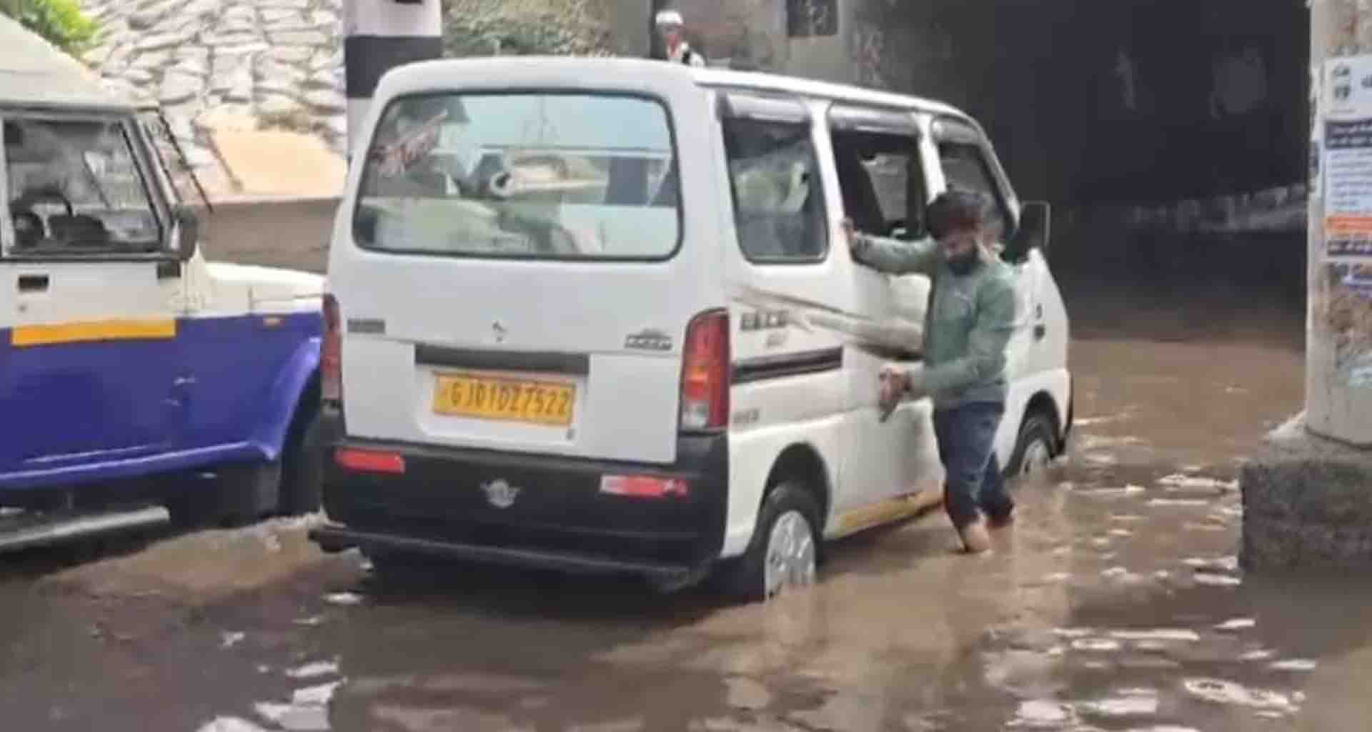 પાટણ શહેરમાં મોડી રાત્રે પવનના સુસવાટા વચ્ચે મેધરાજાએ તડી બોલાવી