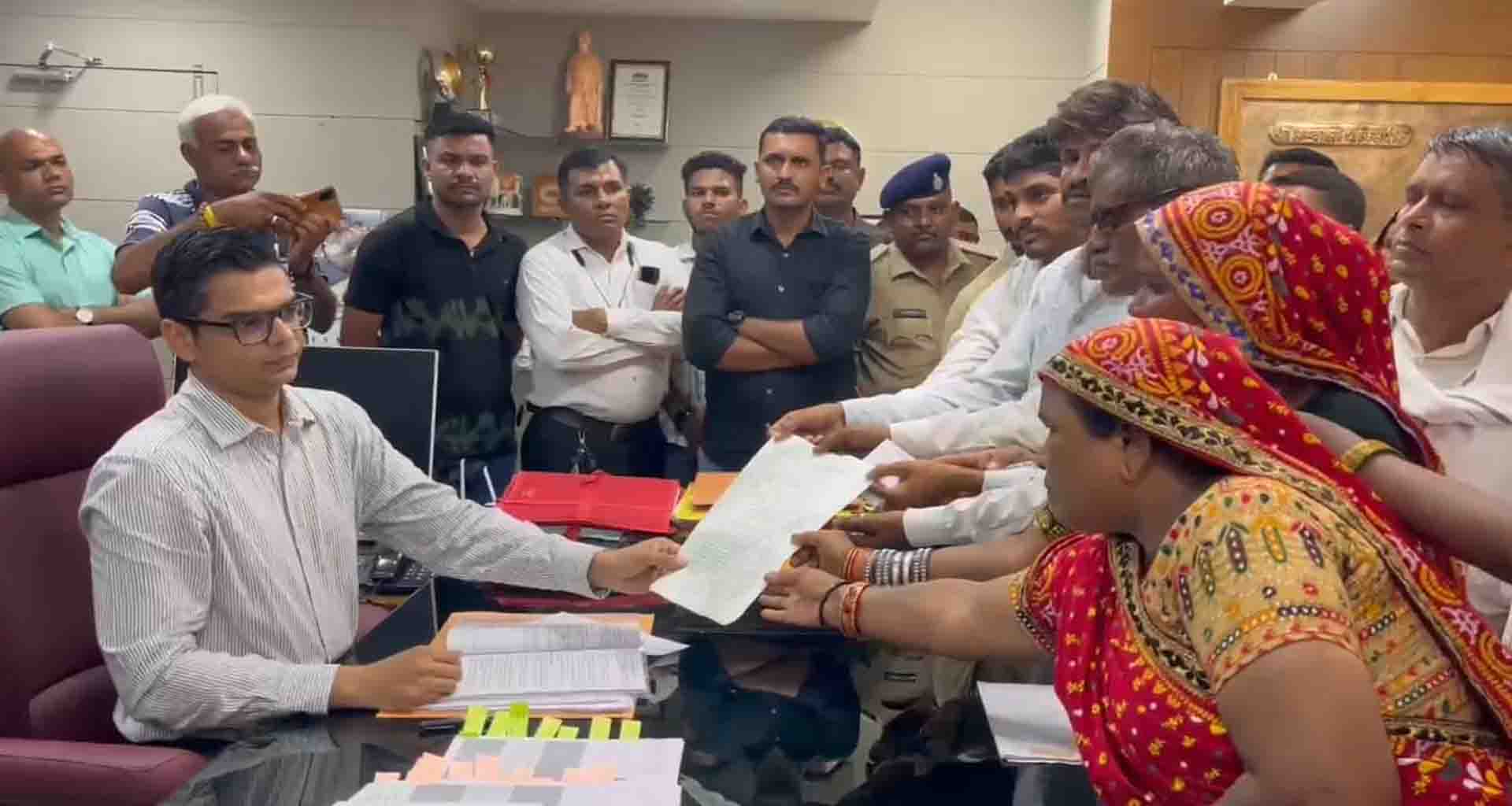 પાલનપુરમાં રેલી યોજી કલેકટરને આવેદનપત્ર; વિશ્વ આદિવાસી દિવસની ઉજવણીના બહિષ્કારની ચીમકી