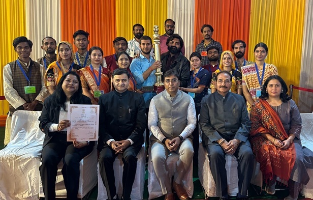 ‘સ્વતંત્રતા કા મંત્રઃ વંદે માતરમ’ થીમ આધારિત ટેબ્લોને પ્રાપ્ત “પોપ્યુલર ચોઈસ” શ્રેણીનો પ્રથમ ક્રમનો એવોર્ડ વિધિવત્ રીતે નવી દિલ્લી ખાતે એનાયત