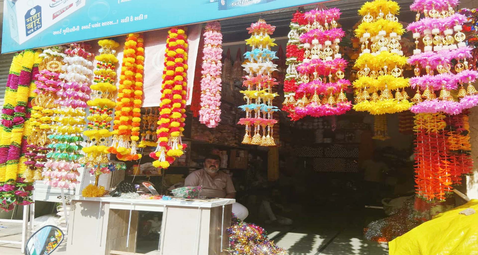 નવરાત્રીની તૈયારીઓ  : ડીસા સહિત જિલ્લામાં ડેકોરેશનની આઇટમોની વેચાણ શરૂ