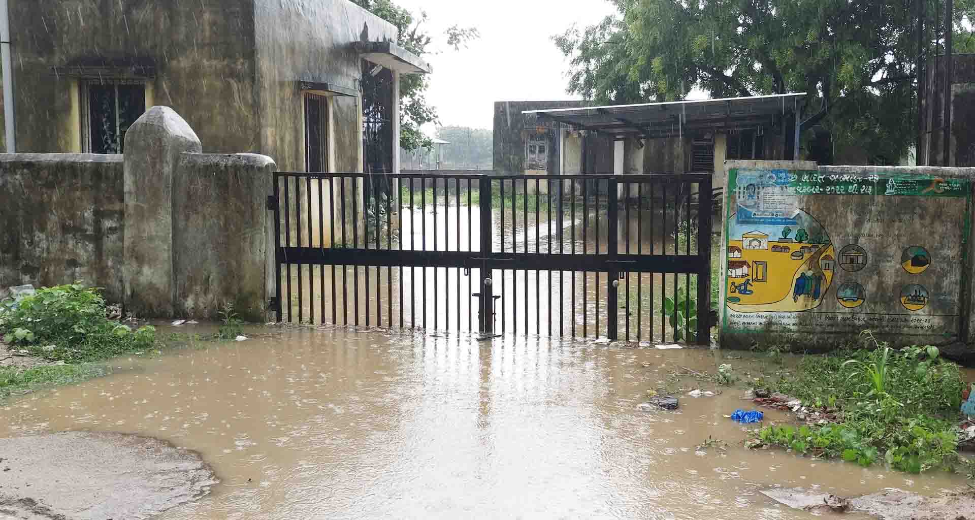 ડીસાના આસેડા ગામે પશુ દવાખાનામાં ગેટ પર જ પાણી ભરાતા હાલાકી