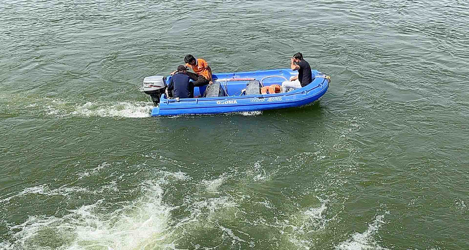 પાટણના સિધ્ધી સરોવર માં આધેડ પડ્યો હોવાની આશંકા એ ફાયર ટીમે શોધખોળ હાથ ધરી