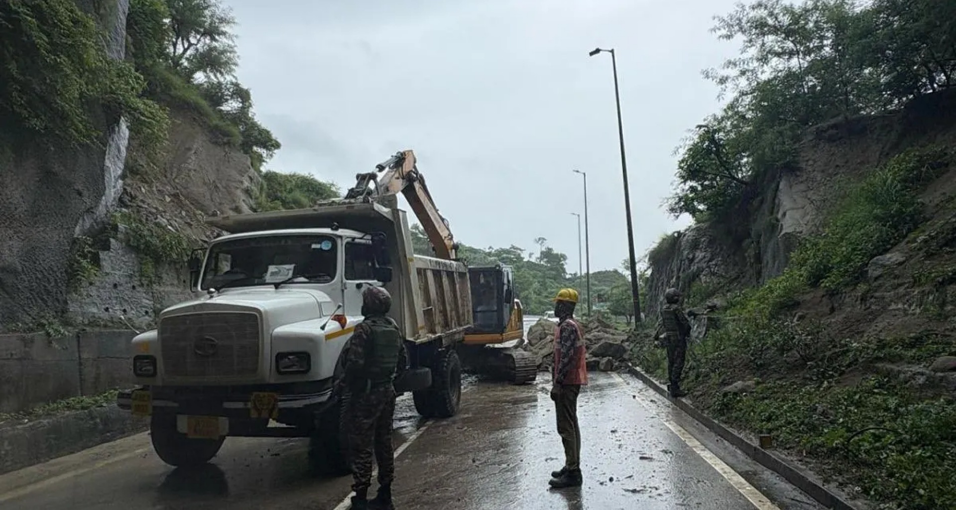 લદ્દાખમાં ભારતીય સેનાના વાહન પર પથ્થર પડ્યો, એક અધિકારી સહિત 3 સૈનિકોના મોત, 3 ગંભીર રીતે ઘાયલ