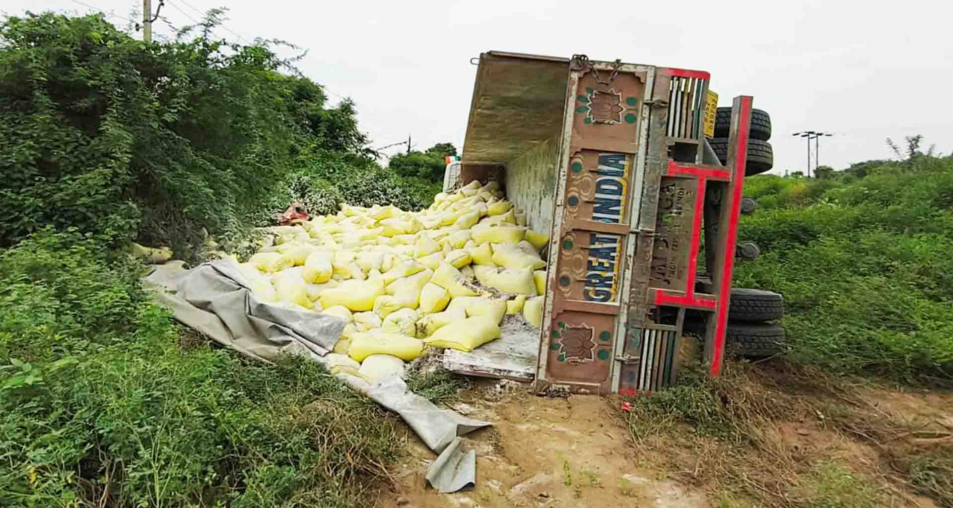 મુડેઠા નજીક ટ્રેલર ચાલકે કાબૂ ગુમાવતા હાઈવે રોડની સાઈડમાં પલટાયું