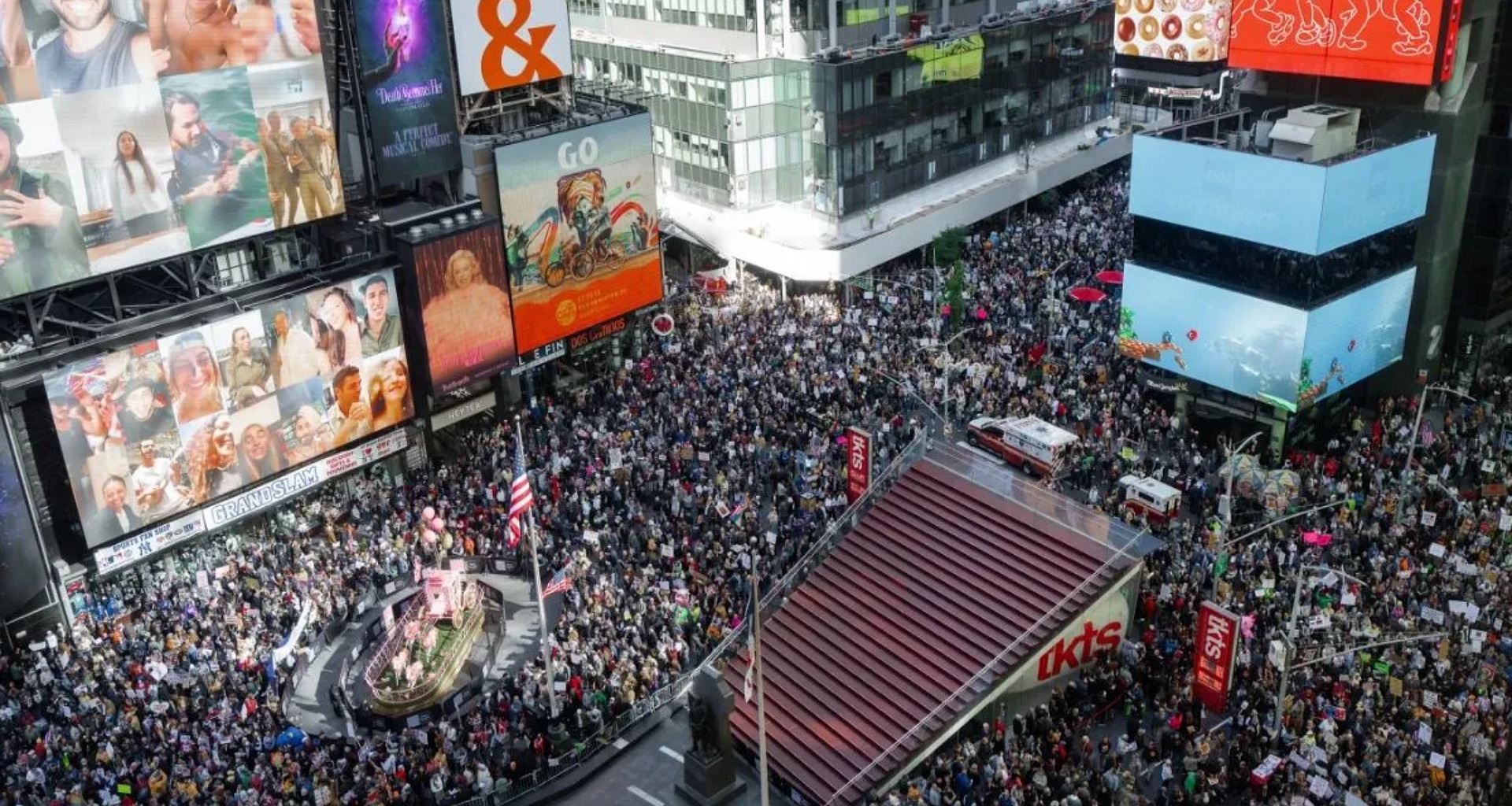 અમેરિકાના ઇતિહાસનો સૌથી મોટો વિરોધ, ટ્રમ્પ વિરુદ્ધ 2,700 સ્થળોએ 70 લાખ લોકો એકઠા થયા