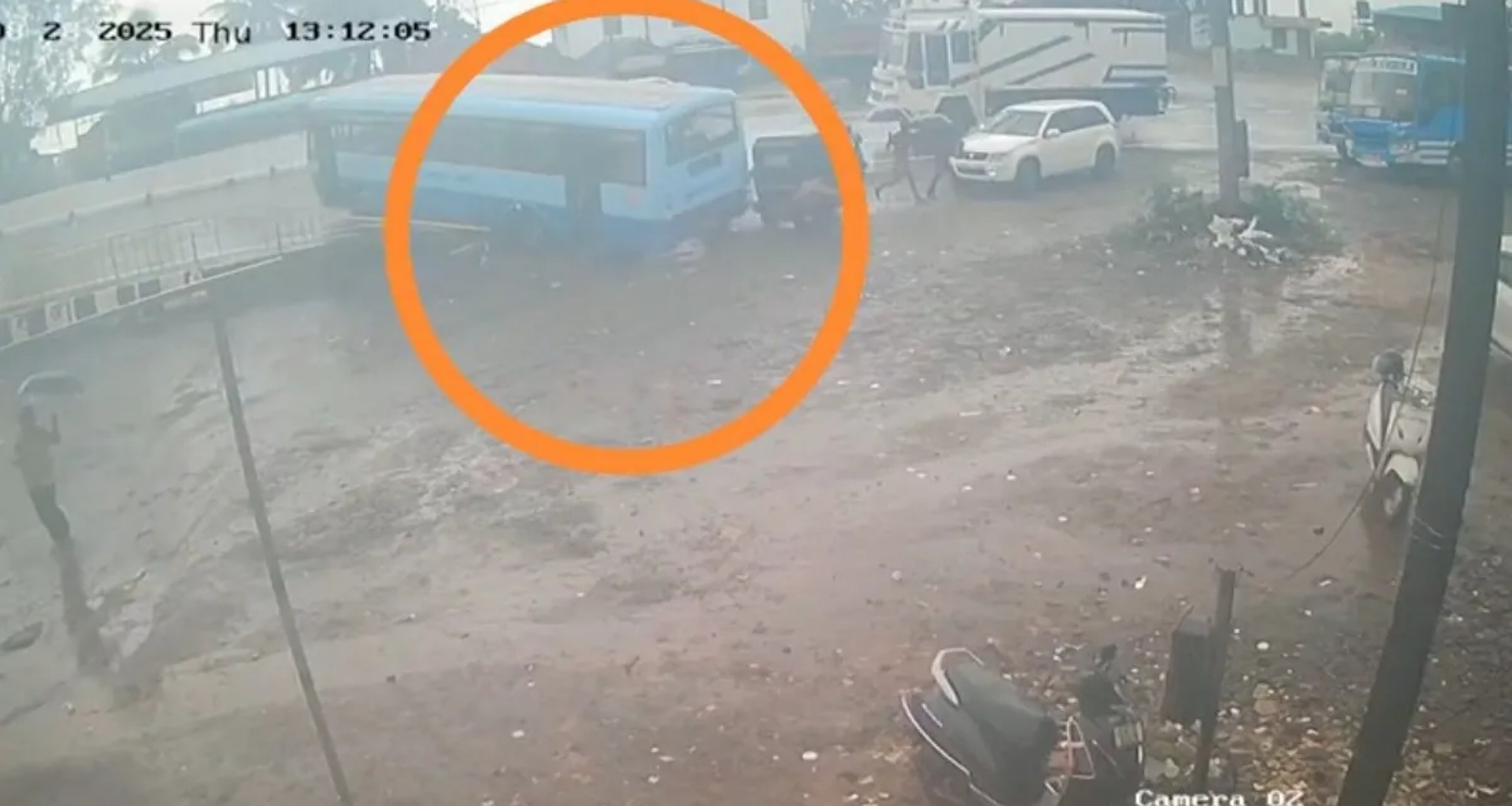 બસ સ્ટેન્ડ પર ભયાનક અકસ્માતનો વીડિયો, બસે ઓટોને કચડી નાખ્યો ટુકડા; 5 લોકોના મોત