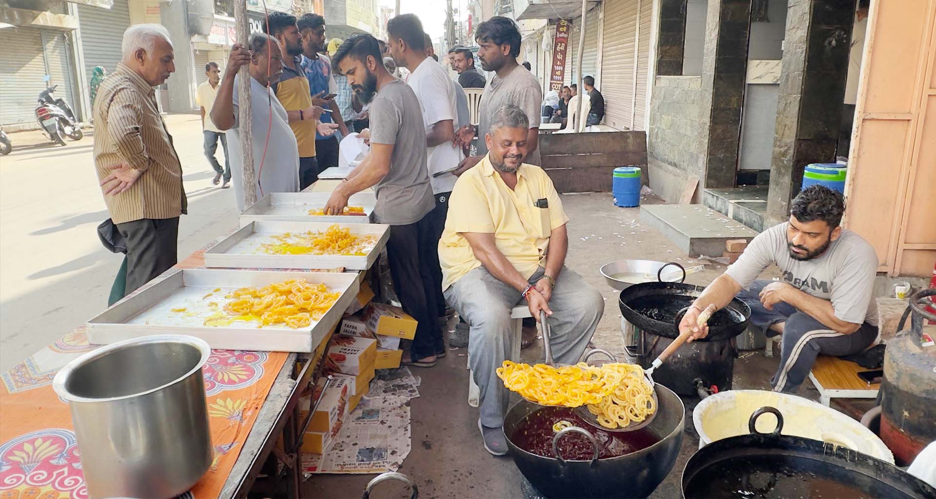 દશેરા પર્વ નિમિત્તે પાટણ વાસીઓએ ફાફડા અને જલેબીની જીયાફત માણી