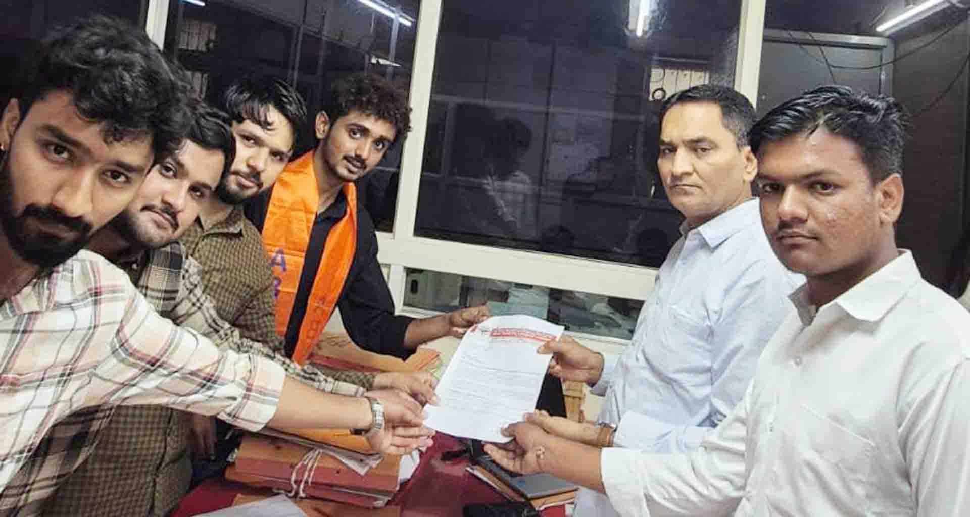 વિશ્વ વિદ્યાલયમા પ્રવેશની પ્રવેશ પ્રકિયામા મુશ્કેલીથી વિદ્યાર્થીઓ પરેશાન