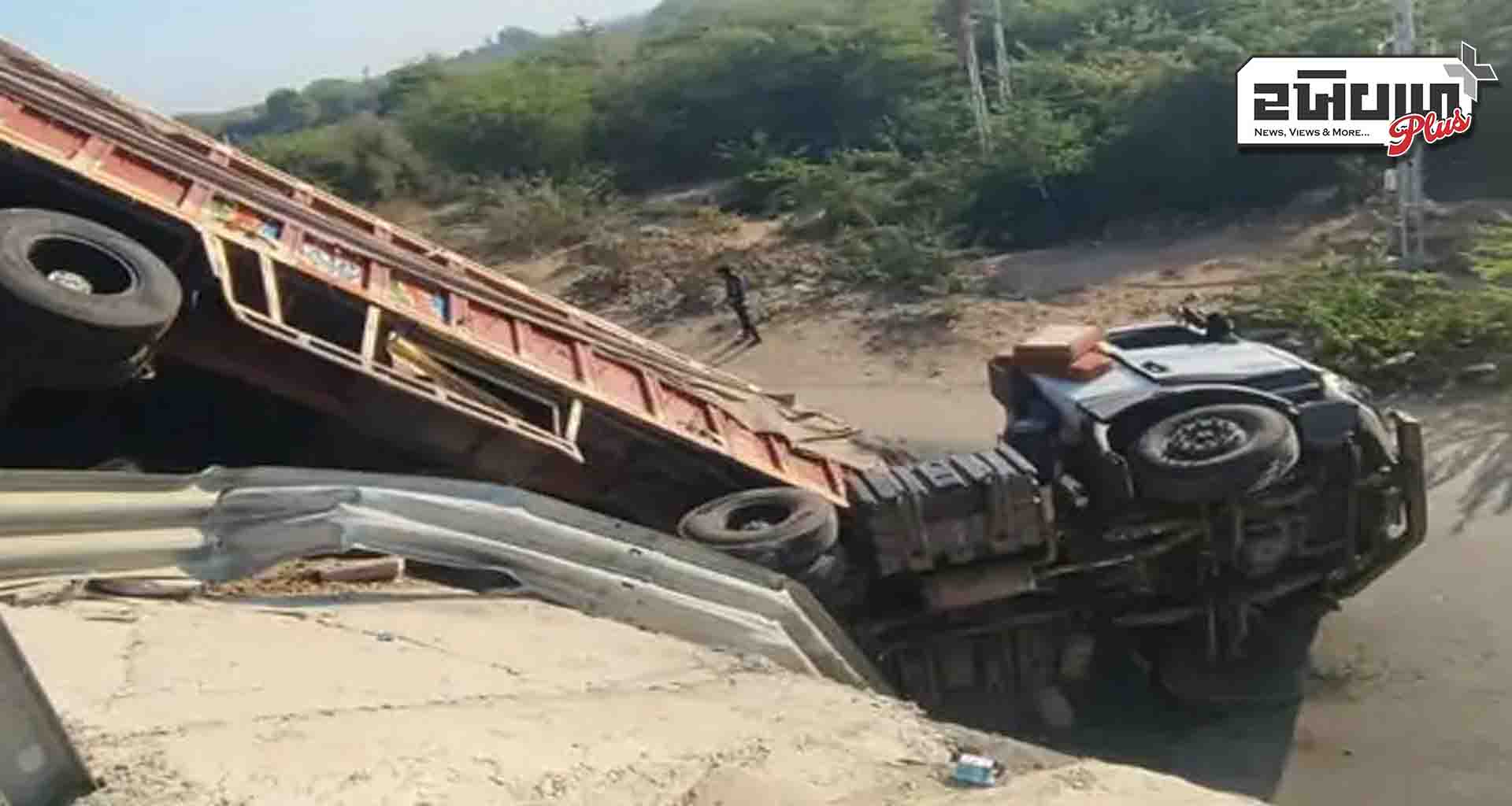 થરાદના માંગરોળ પાસે ભારતમાળા પરથી ટ્રેલર નીચે ખાબક્યું; બે ને ઇજા