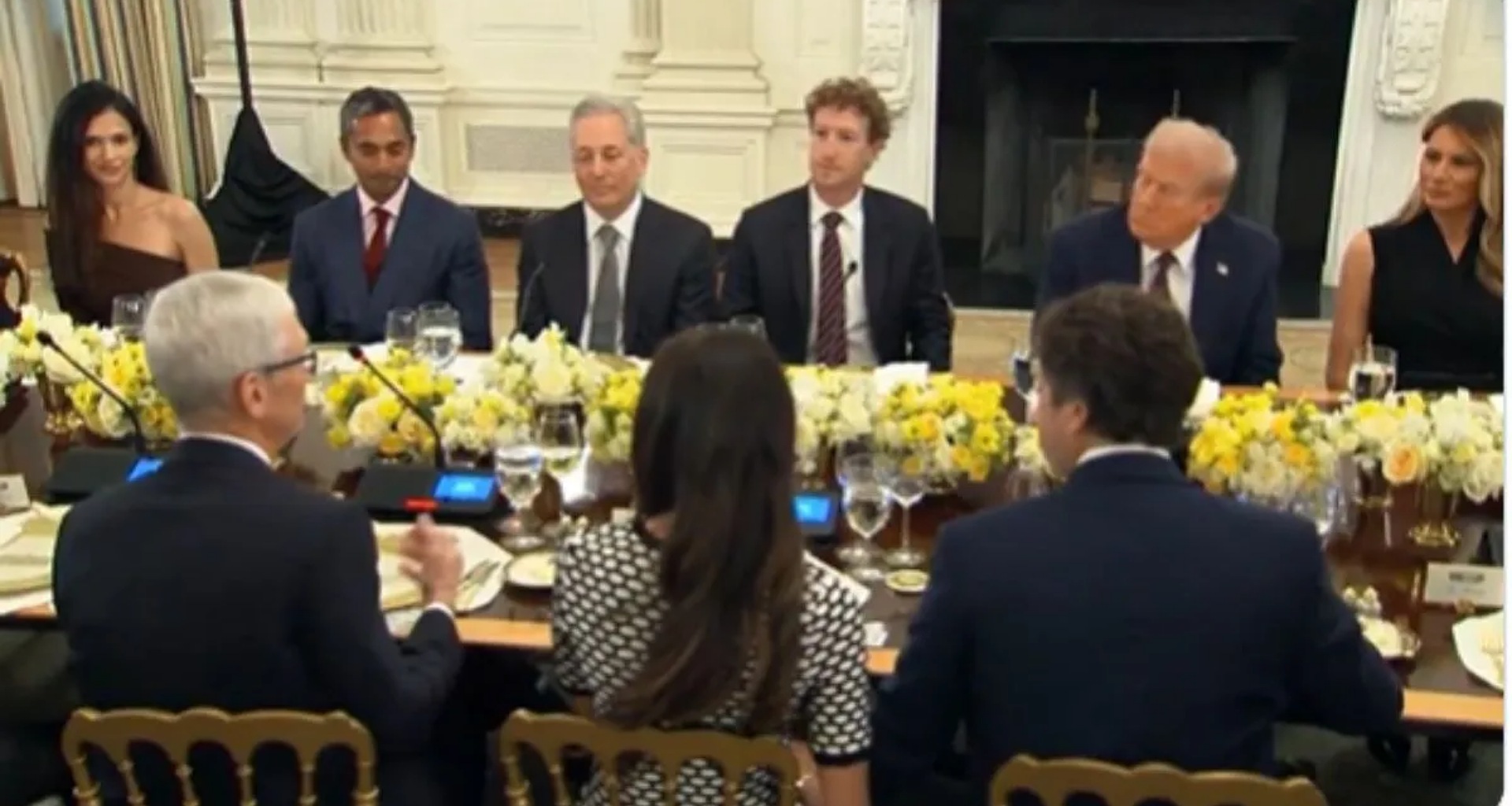 ટિમ કૂકની ભારતમાં આઇફોન બનાવવાની યોજના પર ટ્રમ્પ ફરી ગુસ્સે થયા