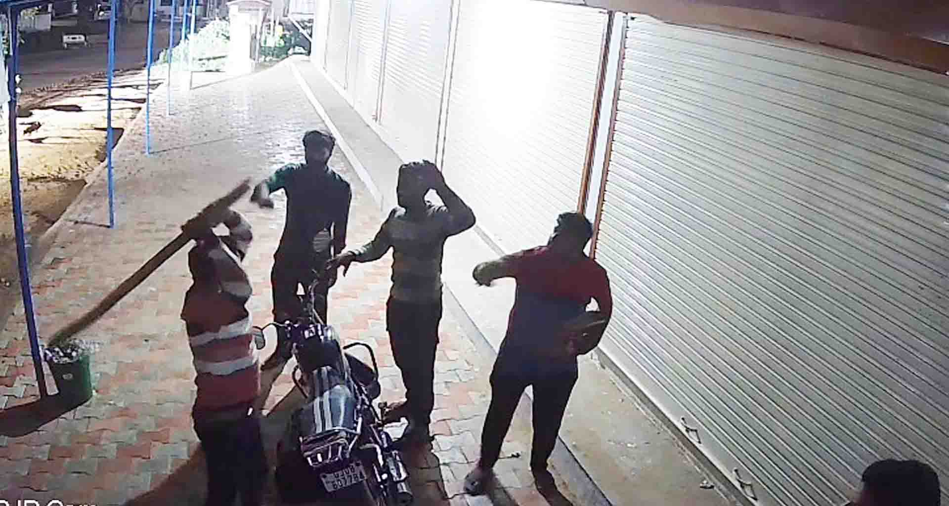 વડગામમાં લુખ્ખાઓ બન્યા બેફામ,ખુલ્લી તલવાર અને ધોકા સાથે આંતક મચાવ્યો