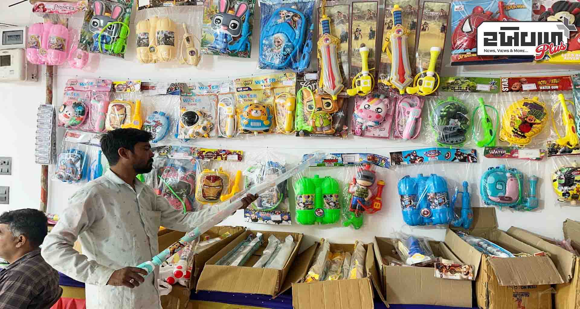 પાટણ શહેરમાં હોળી-ધુળેટીના તહેવારને લઈને બજારોમાં રંગીન માહોલ જામ્યો