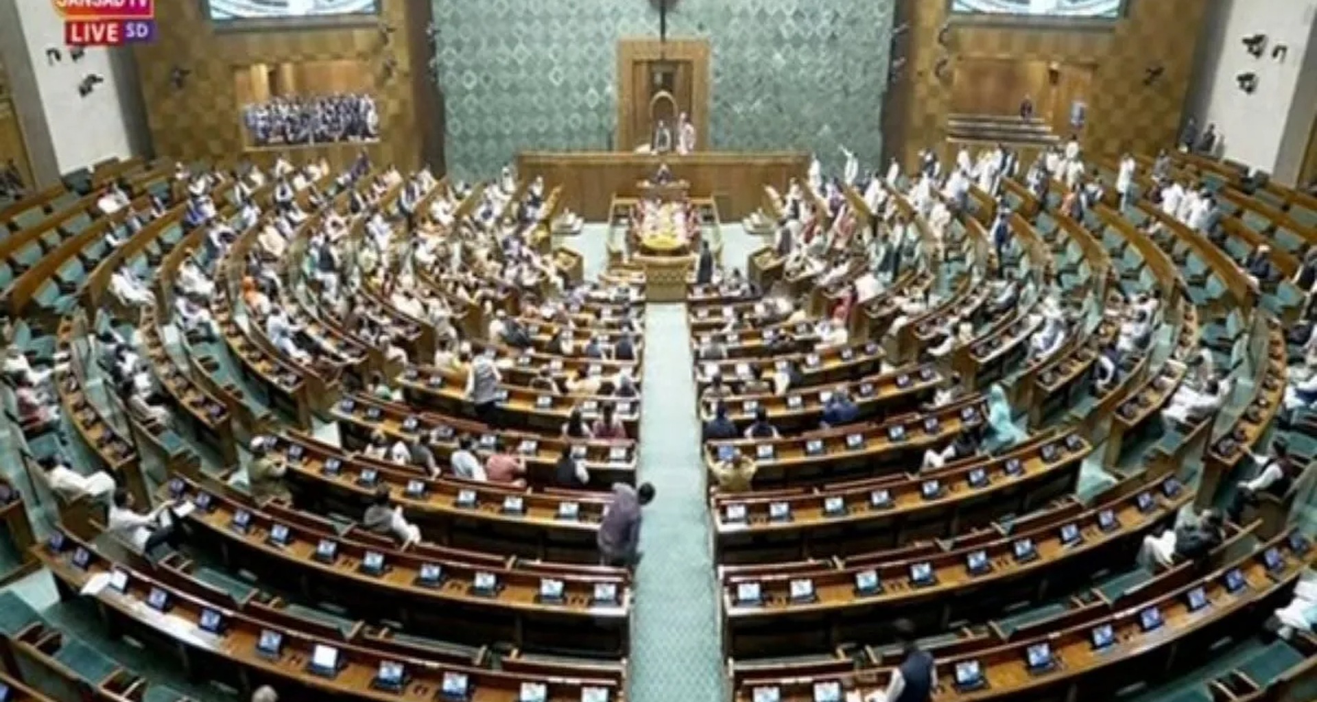 સંસદ શિયાળુ સત્ર LIVE: વાયુ પ્રદૂષણના મુદ્દા પર સંસદ પરિસરમાં વિપક્ષનો વિરોધ