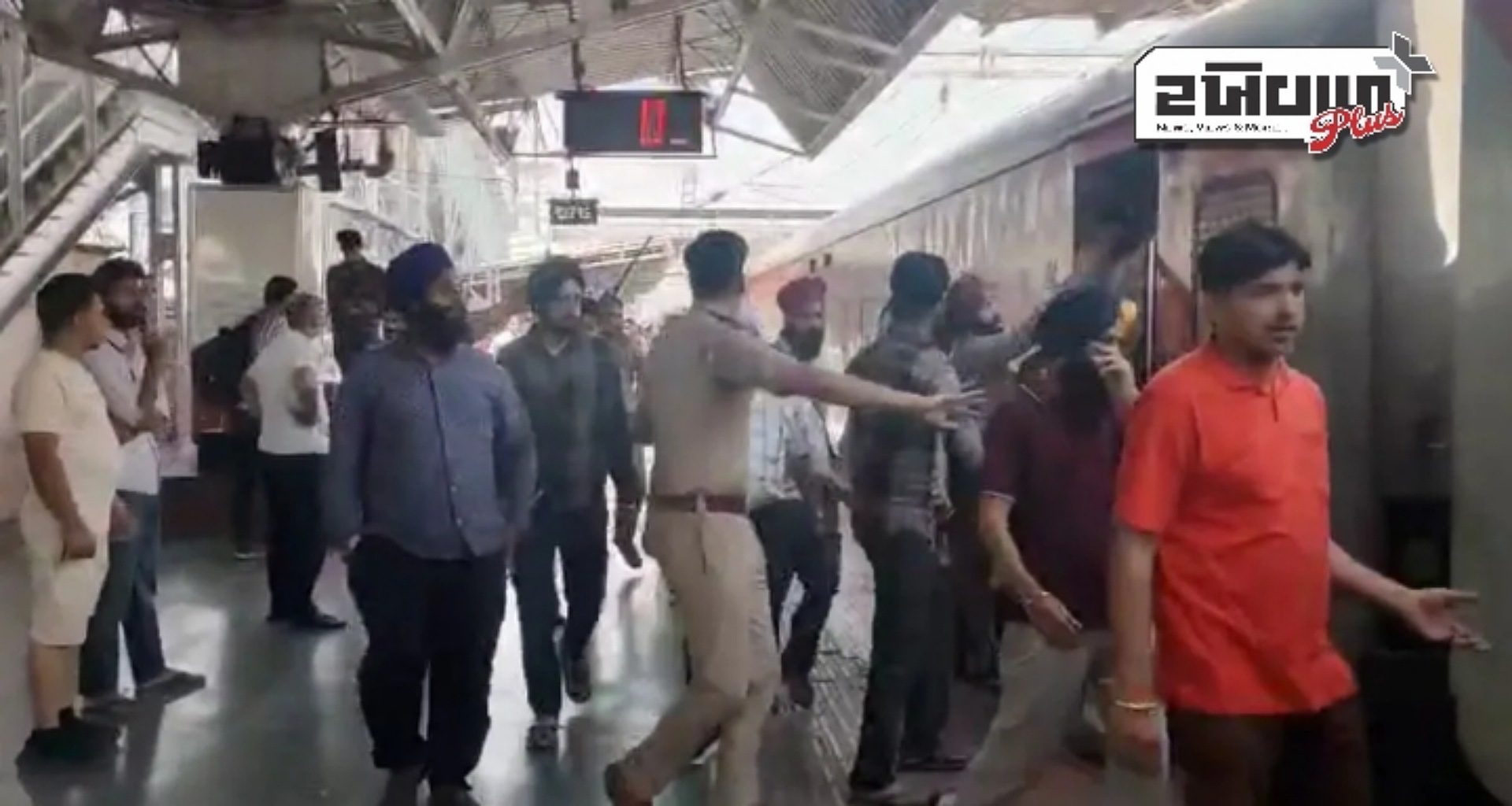 મથુરા: ચાલતી ટ્રેનમાં તલવારબાજી, સીટને લઈને ઝઘડો થતાં શીખે યુવકને ઘાયલ કર્યો