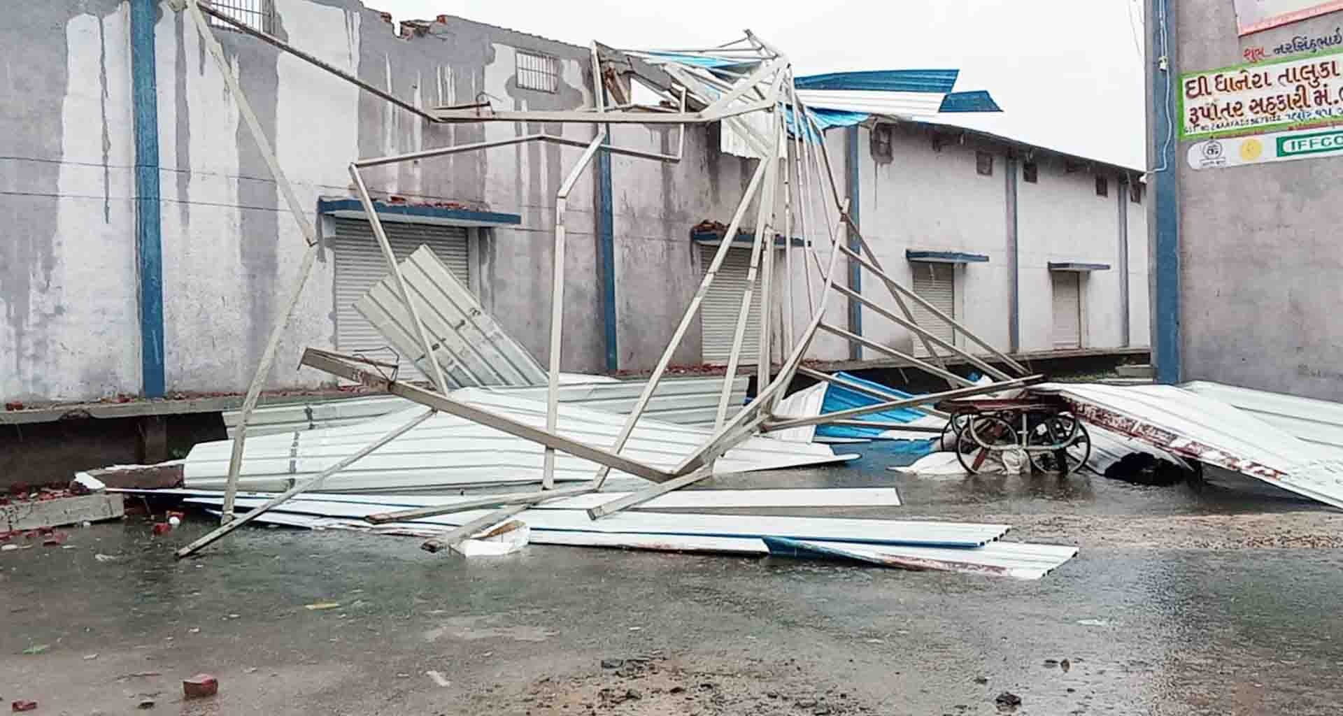 ધાનેરા: નેનાવા માર્કેટ યાર્ડમાં ભારે પવનથી પતરા ઉડ્યા સદનસીબે જાનહાનિ ટળી