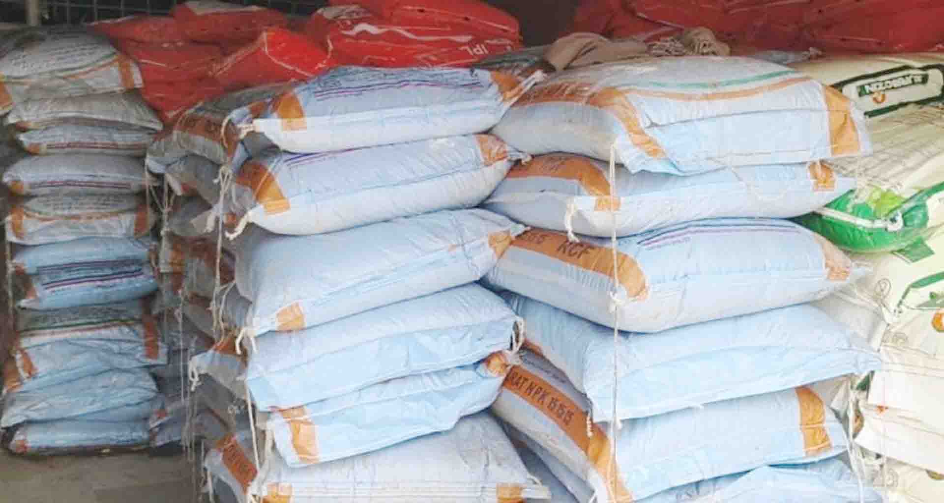 સાબરકાંઠા; વડાલીમાં કૃષિ વિભાગના દરોડા ૧૧૦૦થી વધુ ખાતરની બેગો મળી આવી