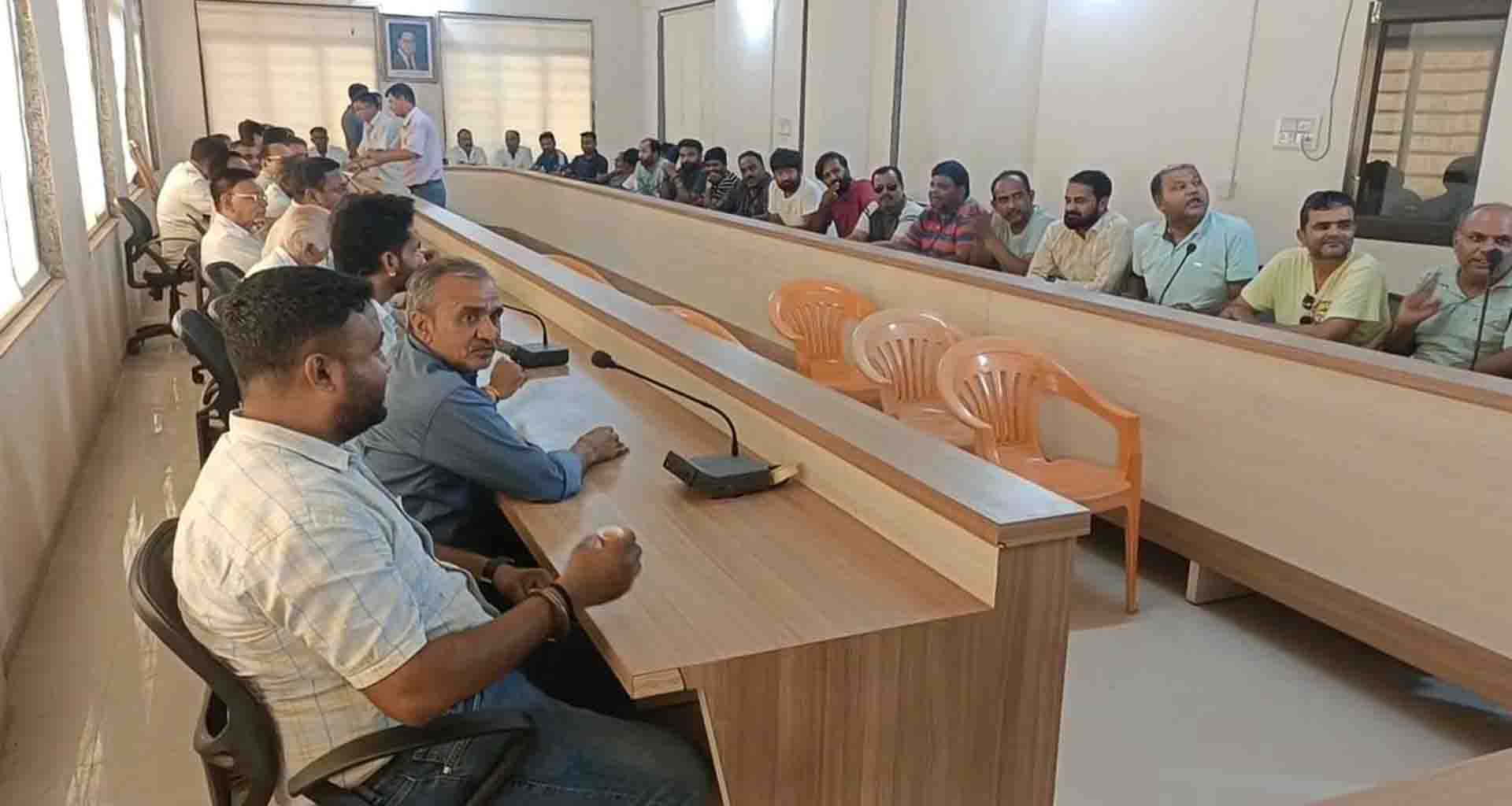 પાલનપુર પાલિકામા ધાર્મિક દબાણો અંગે વ્યવસ્થાપકો સાથે બેઠક યોજાઇ