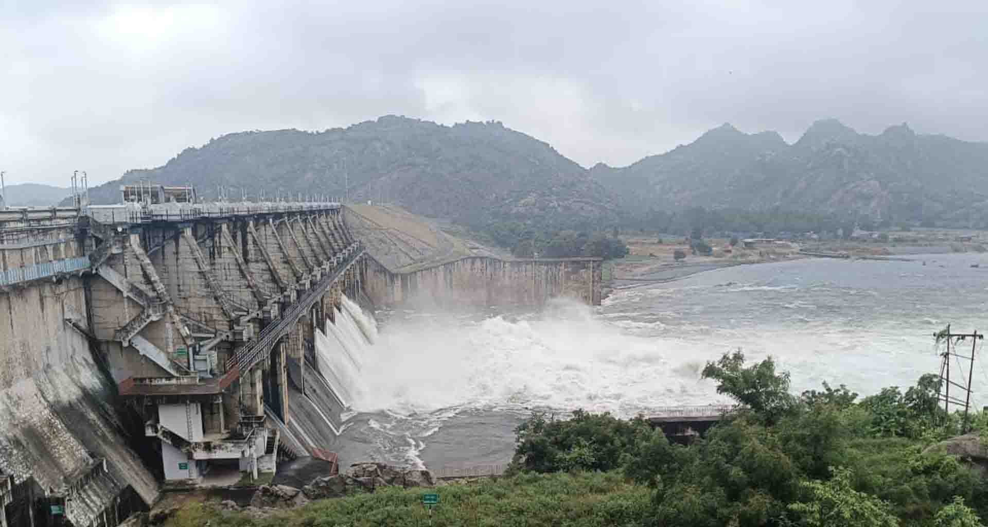 મહેસાણા જિલ્લાનો ધરોઈ ડેમ ભયજનક સપાટી વટાવી: 95% ભરાયેલા ડેમના 4 દરવાજા ખોલાયા