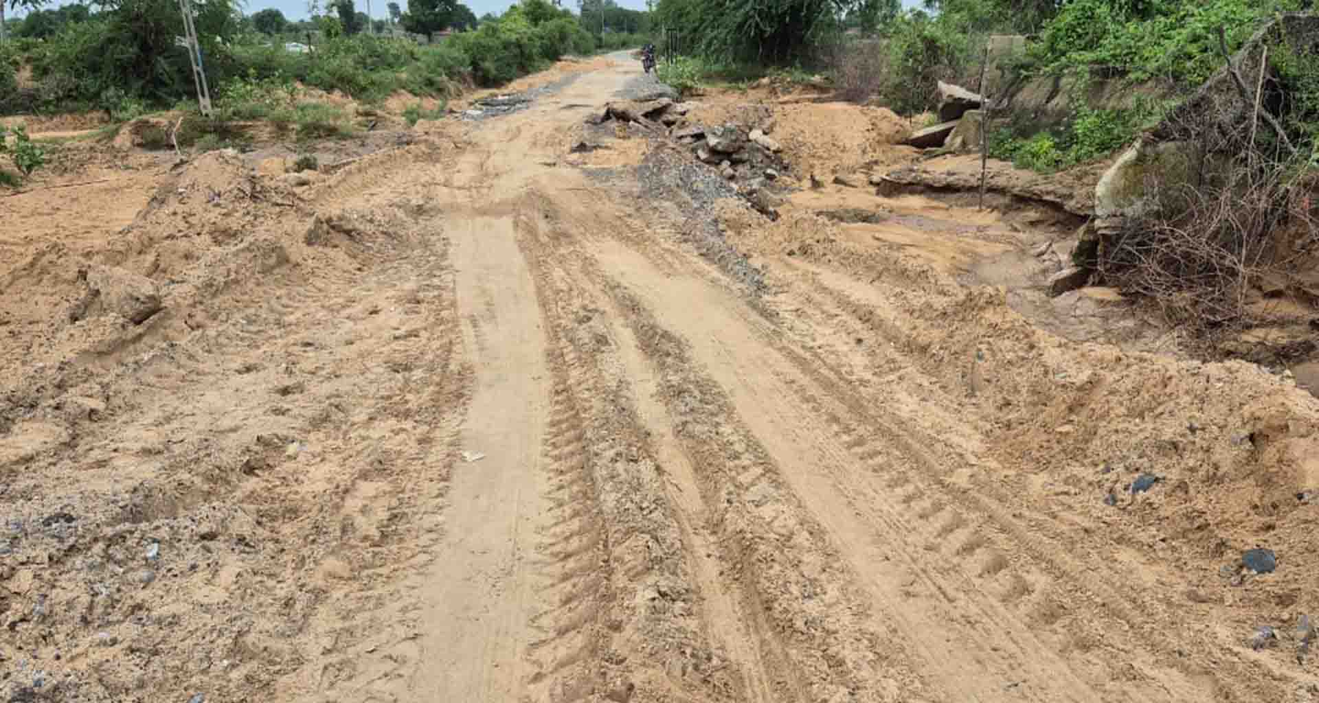 અનાપુરગઢ ગામના રસ્તાઓ બિસ્માર; ગ્રામજનો પરેશાન યોગ્ય સમારકામની માંગ