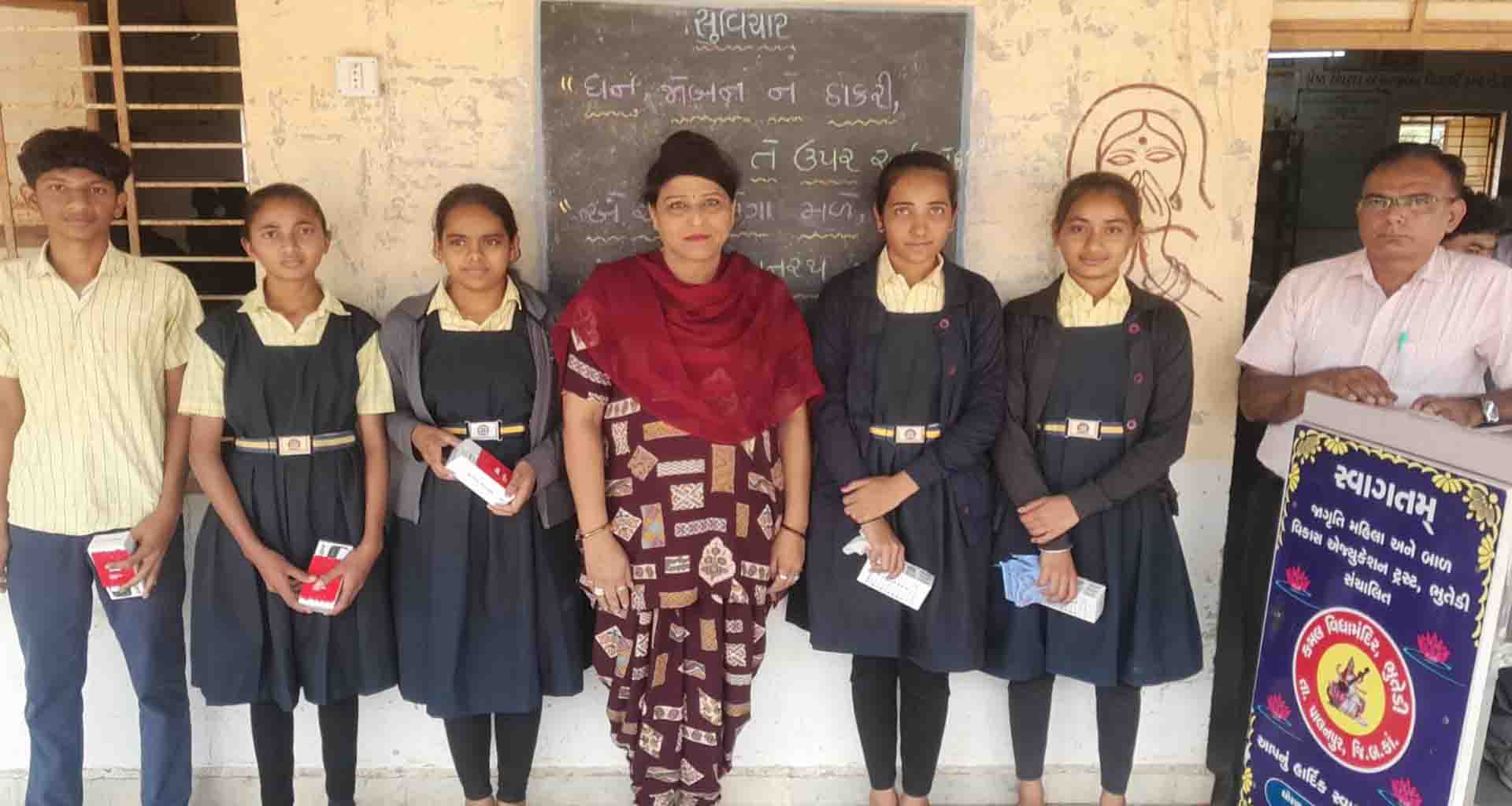 આંત્રોલીના સાધ્વીએ તેજસ્વી વિદ્યાર્થીઓને અભ્યાસ માટે મોબાઇલની ભેટ આપી