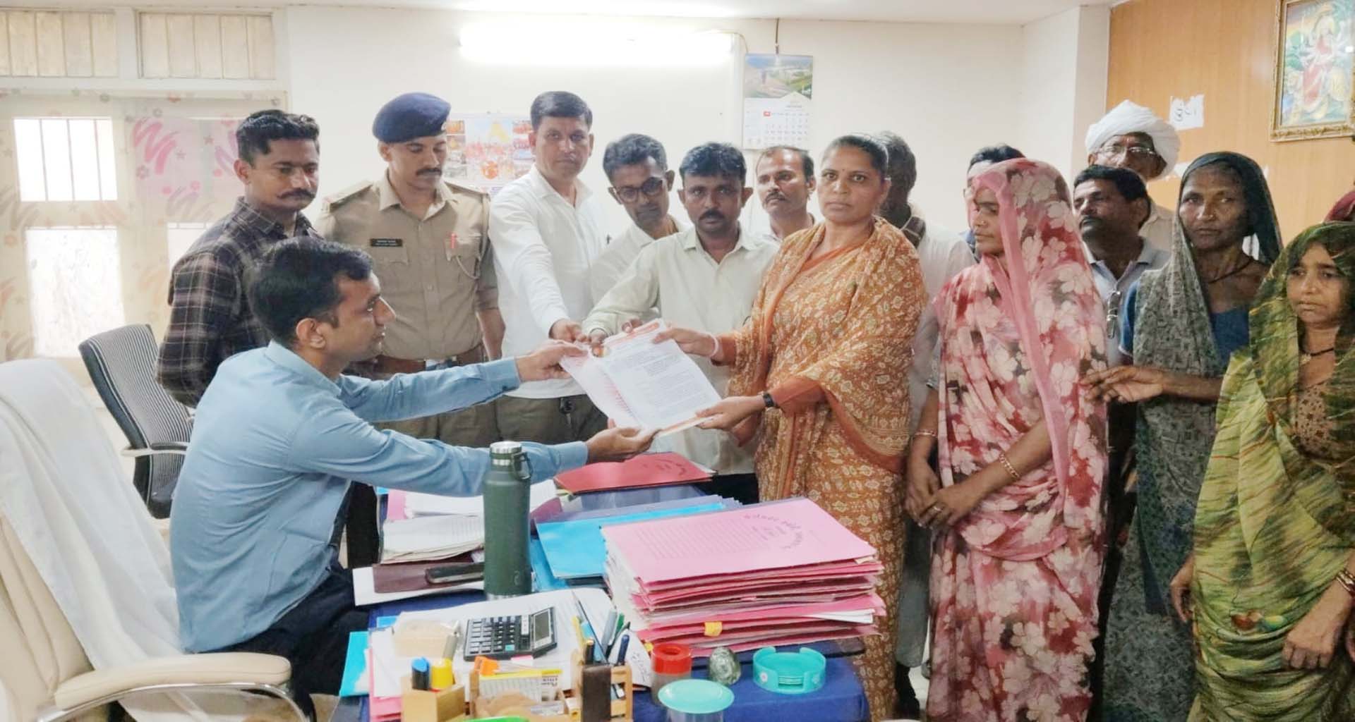 કણજરા ગામની દૂધ મંડળીના ગ્રાહકો અને ગ્રામજનો કલેકટર કચેરી દોડી આવ્યા