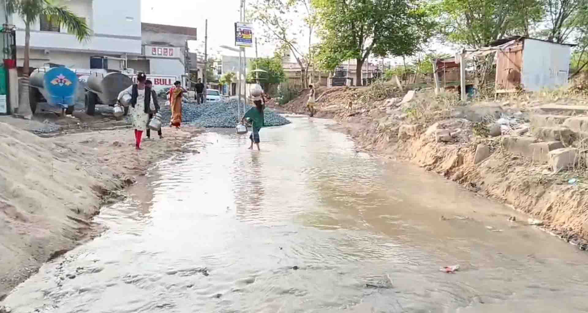 પાલનપુર; રોડની કામગીરી દરમિયાન પાણીની પાઇપલાઇન લીકેજ થતા હજારો લીટર પાણીનો વેડફાટ