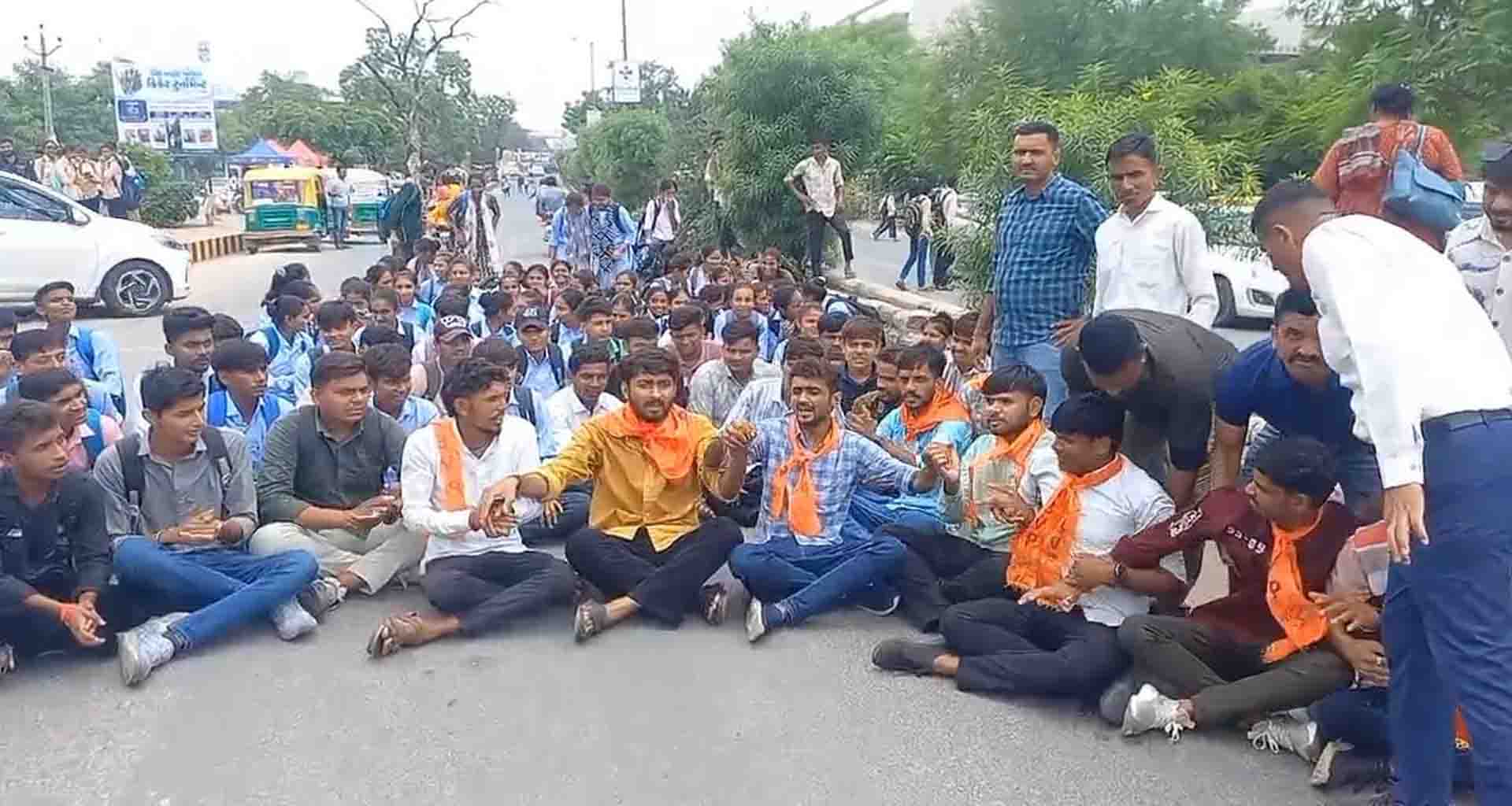 પાલનપુરમાં ઓડિશાની ઘટનાનો એબીવીપી દ્વારા વિરોધ; કાર્યકરોની પોલીસે કરી અટકાયત