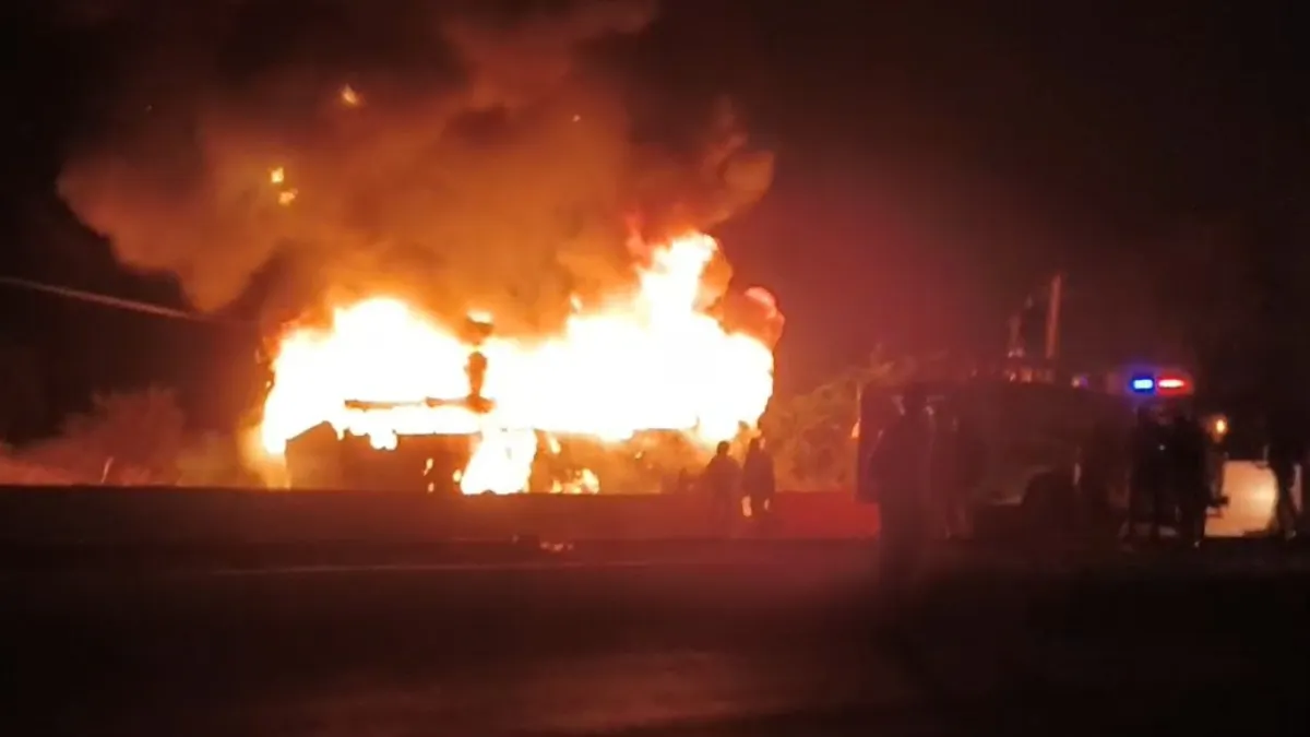 ઇલેક્ટ્રિક વાયરને કારણે બસમાં આગ લાગી, 30 મુસાફરનો આબાદ બચાવ