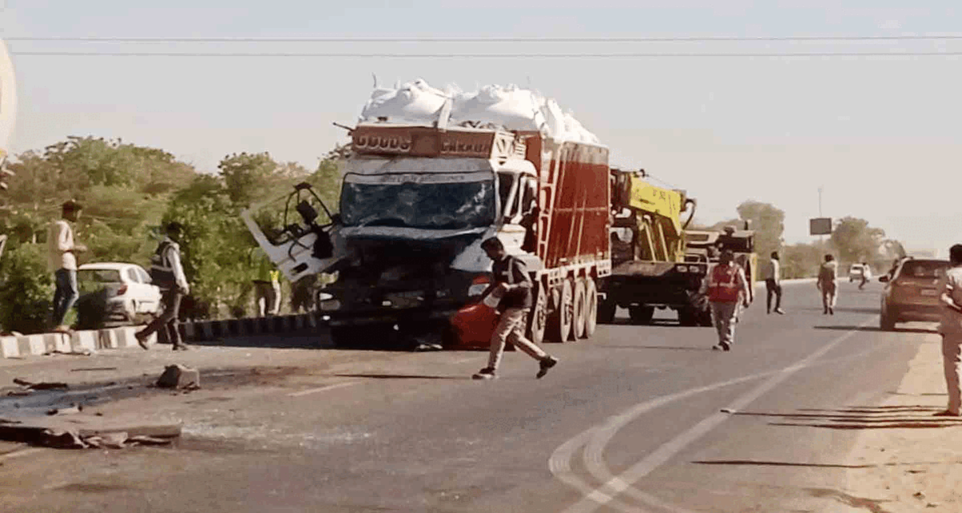 ડીસાના લોરવાડા પાટીયા નજીક ત્રિપલ અકસ્માત સર્જાયો | સદનસીબે મોટી જાનહાની ટળી