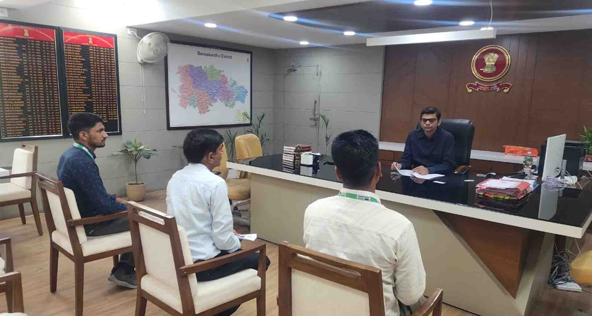 કલેકટર મિહિર પટેલના અધ્યક્ષસ્થાને ૧૦૮ અને ૧૯૬૨ સેવાઓની સમીક્ષા બેઠક