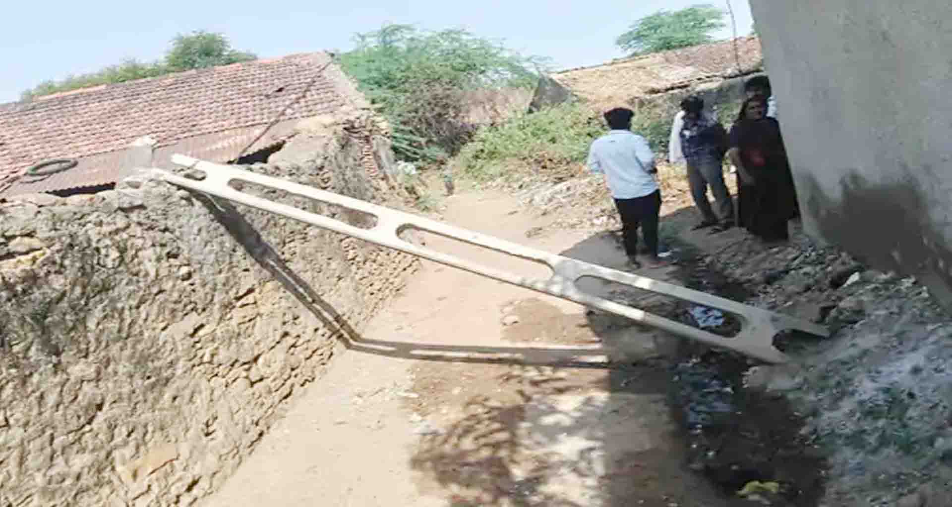 સાંતલપુરના ધોકાવાડા ગામે ચાલુ લાઈને વીજપોલ ધરાશાયી થતા અફડા-તફડી મચી