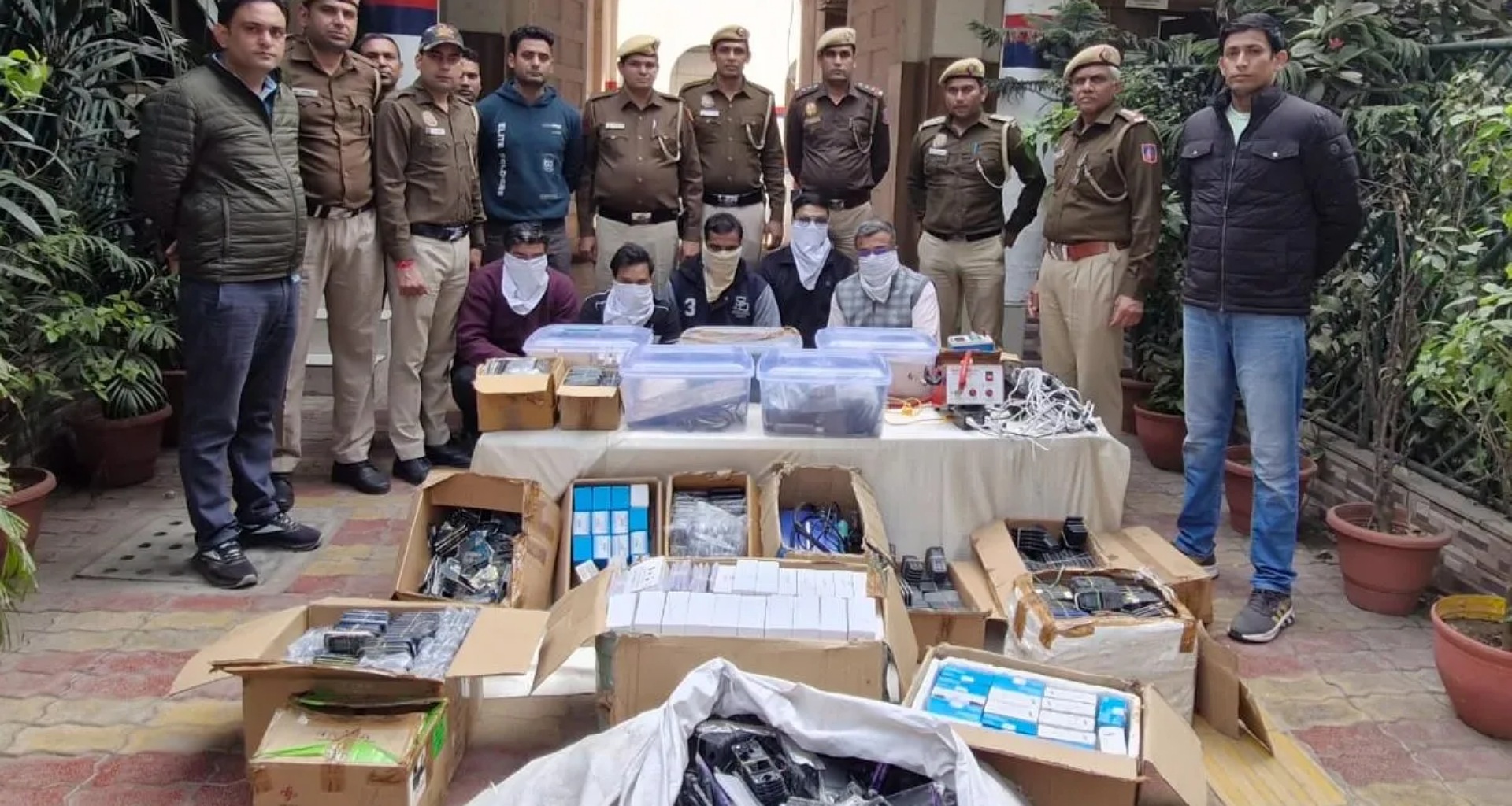 દિલ્હીના કરોલ બાગમાં નકલી મોબાઇલ ફેક્ટરીનો પર્દાફાશ; પોલીસે 5 આરોપીઓની ધરપકડ કરી