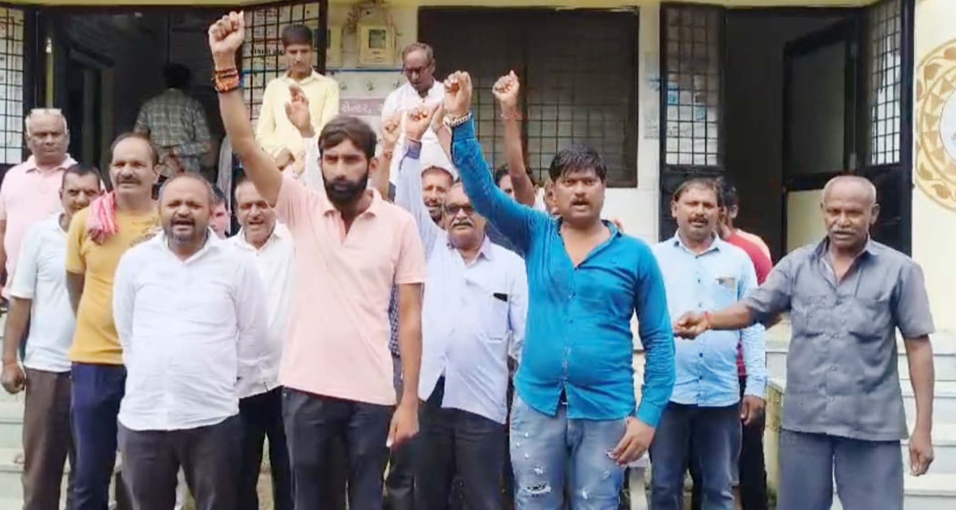 સંખારી ગામમાં કાર્યરત આયુષ્યમાન આરોગ્ય સેવા ઉપલબ્ધ ન બનતાં તાળા મરાયા