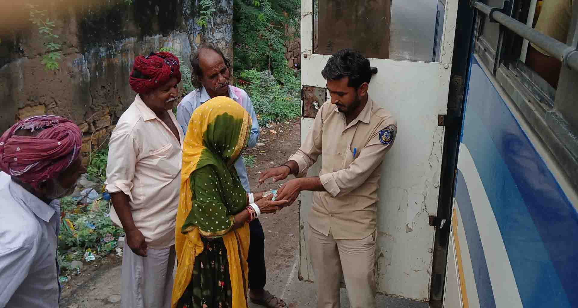 હારીજ-સતાધાર બસના કંડકટરે બસ માથી મળેલ પૈસા ભરેલ પાકીટ મહિલા મુસાફરને પરત કરી માનવતા મહેકાવી