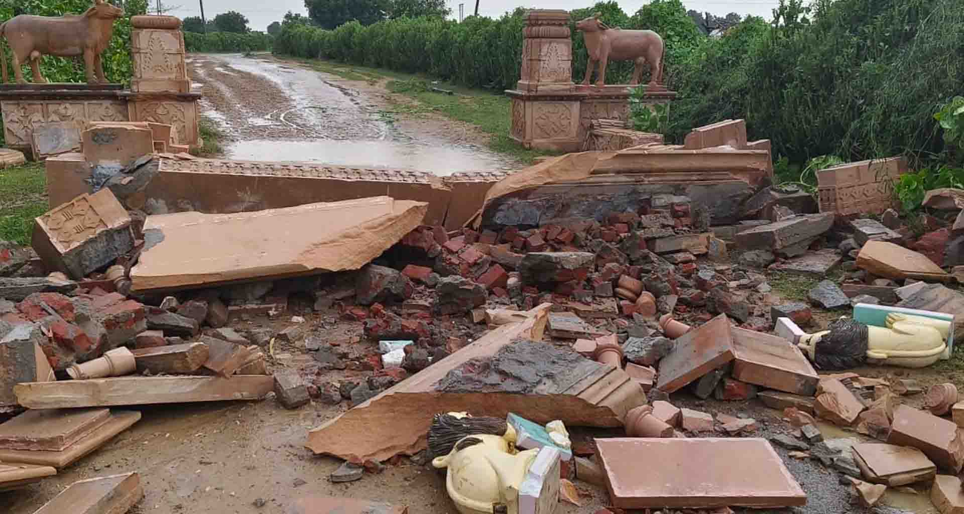 સુઈગામ ખાતે આવેલ શક્તિ માતાજીનો પ્રવેશદ્વાર તોફાની વરસાદ વરસતા ધરાશાયી