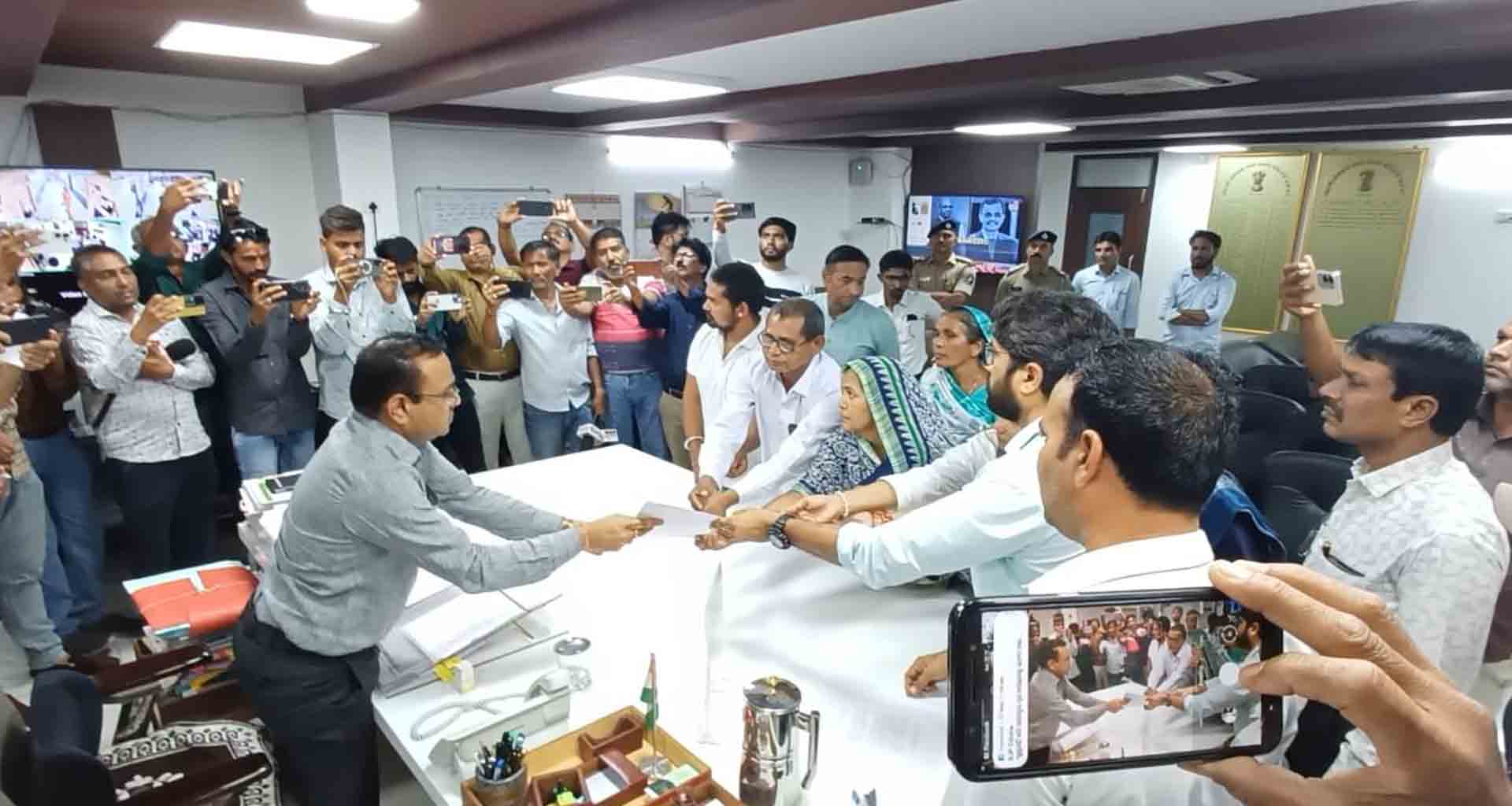 બાસાણા મર્ચન્ટ કોલેજમાં આપઘાત મામલે કોંગ્રેસનું બે મહિને કલેકટરને આવેદન