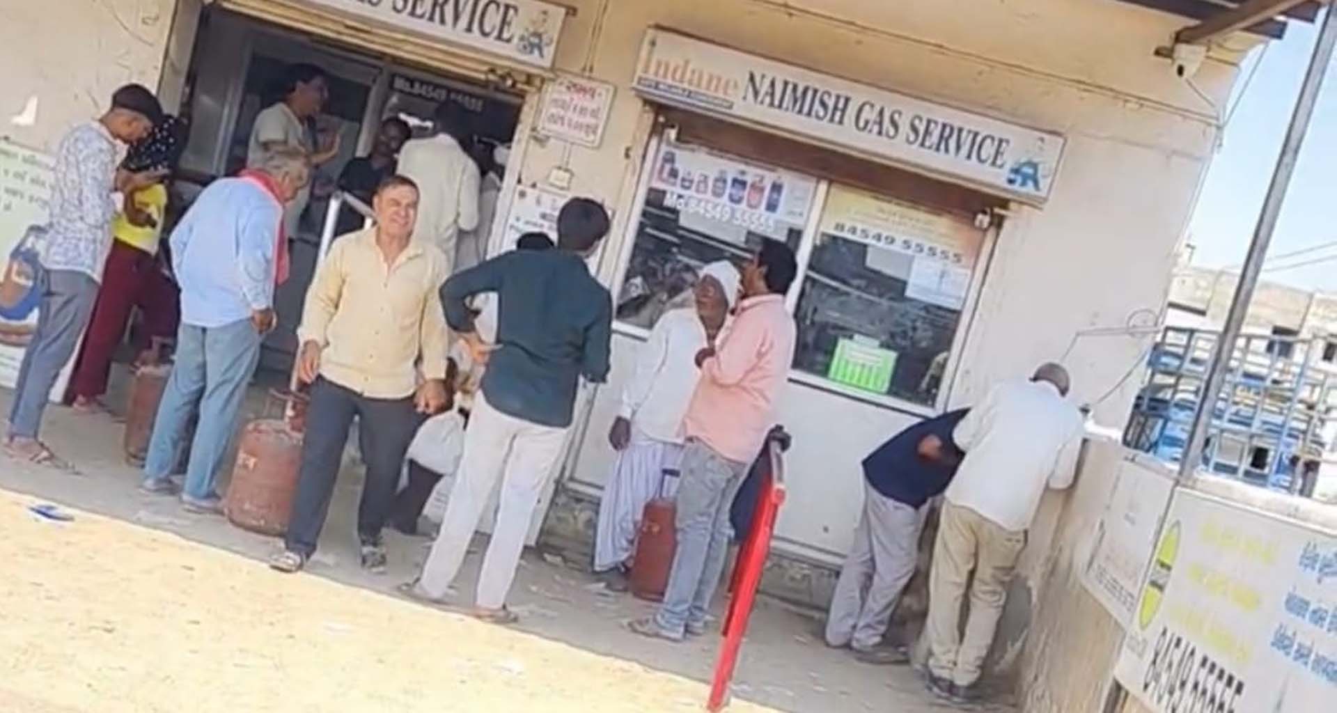 રાધનપુરમાં ઓનલાઈન ગેસ બુકિંગ બંધ રહેતા એજન્સી પર બુકિંગ માટે લાઈનો લાગી