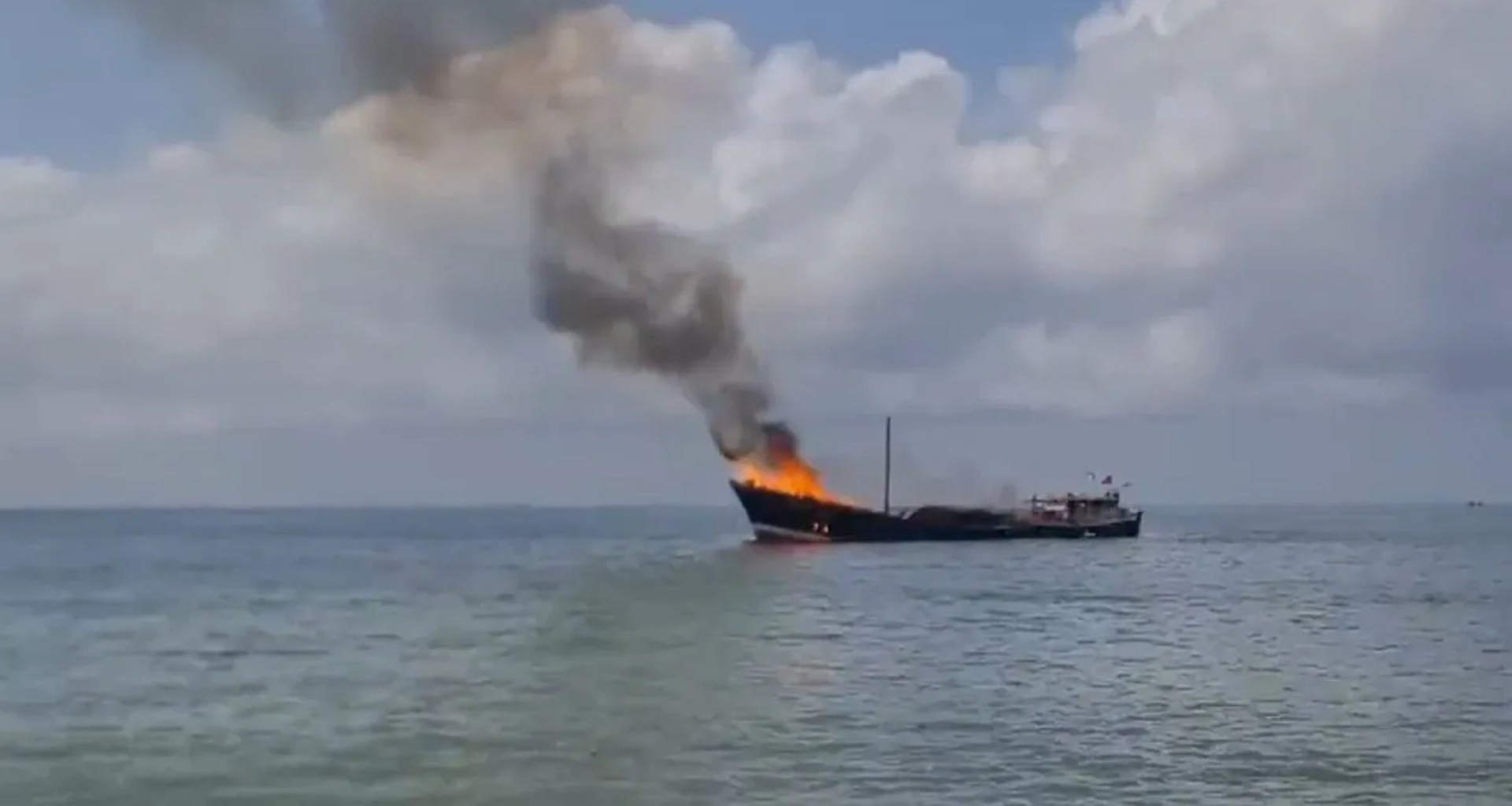 પોરબંદરમાં મોટો અકસ્માત; સોમાલિયા જતી બોટમાં આગ લાગી; ભયનો માહોલ