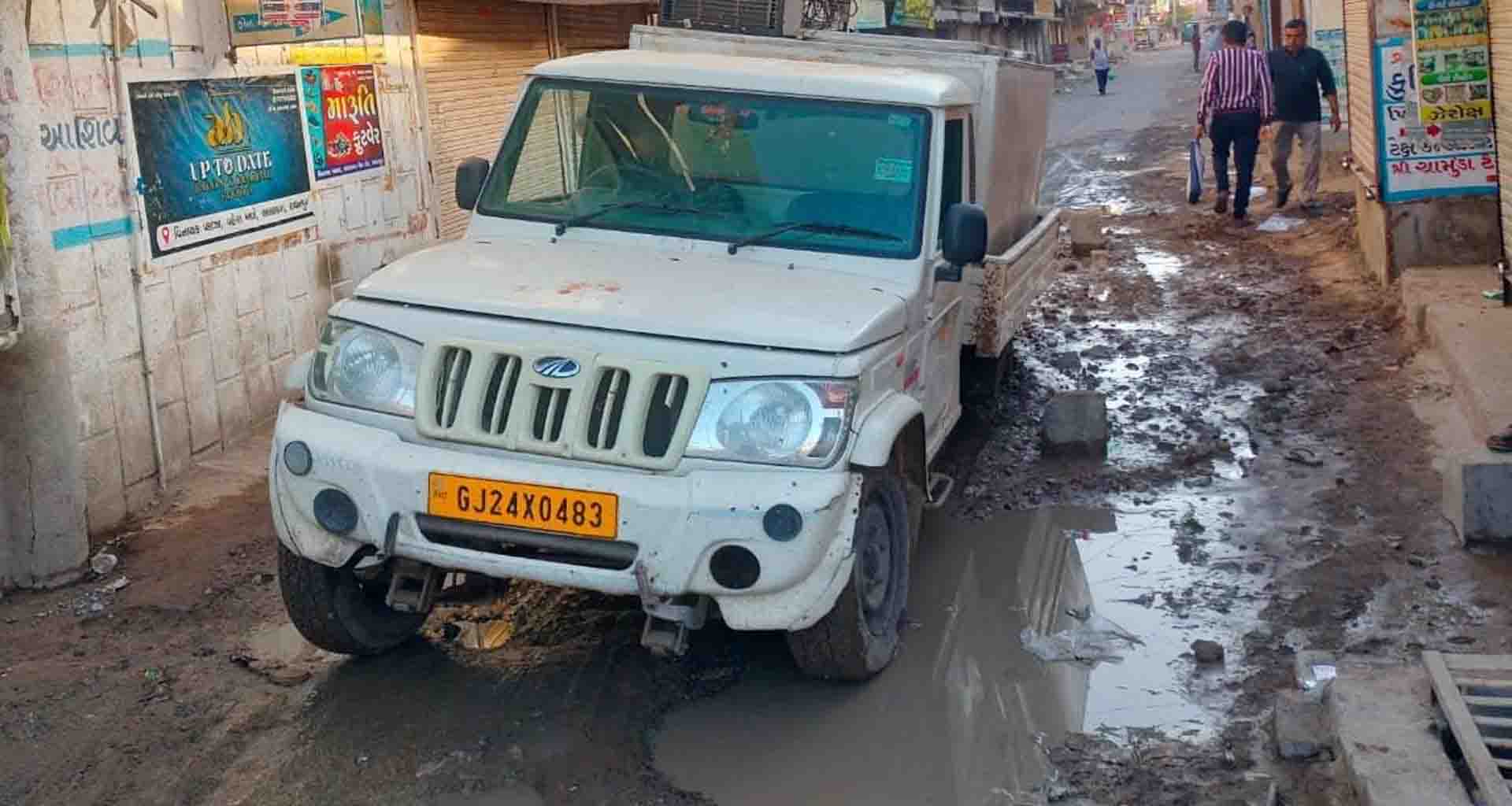 રાધનપુરના લાલબાગ વિસ્તારમાં પ્રવેશ દ્વારે ઘણા સમયથી ગટર લાઈન લીકેજ હોય પાલિકા પ્રમુખ દ્વારા સમારકામ કરાયું