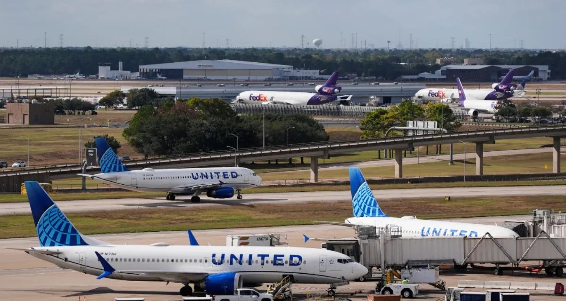 અમેરિકામાં શટડાઉનના કારણે અંધાધૂંધી, સતત બીજા દિવસે 1,000 થી વધુ ફ્લાઇટ્સ રદ