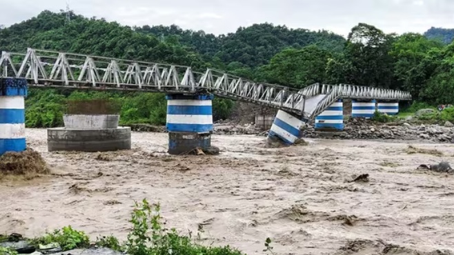 હિમાલયમાં વરસાદ, બરફ, ભૂસ્ખલનમાં અનેક લોકોના મોત, સેંકડો ફસાયા – Gujarati GNS News