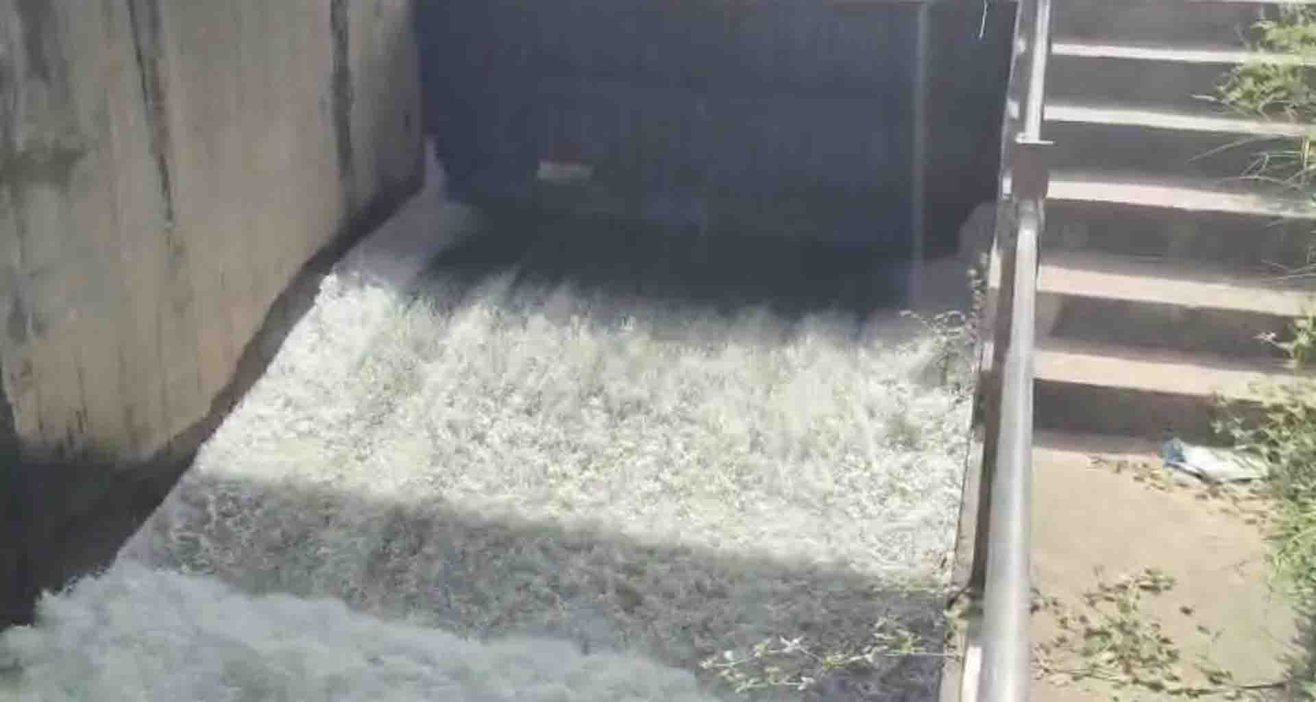 સરસ્વતી નદીમાં પાણીની આવક વધતાં ડેમ નો એક દરવાજો ખોલ્યો