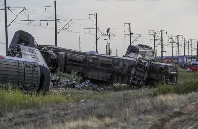 પાકિસ્તાનમાં લાહોર નજીક ઇસ્લામાબાદ એક્સપ્રેસ ટ્રેન પાટા પરથી ઉતરી જતાં ઓછામાં ઓછા 30 લોકો ઘાયલ થયા