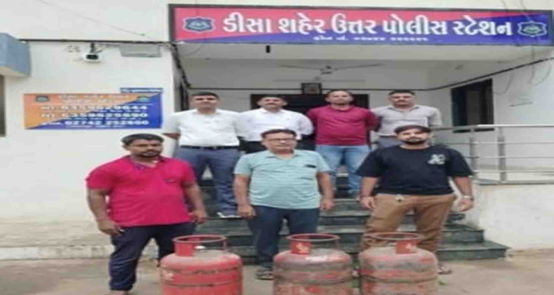 ડીસા શહેરમાં ખોવાયેલા 3 રાંધણ ગેસ સિલિન્ડર શોધી પોલીસે અરજદારોને પરત કર્યા