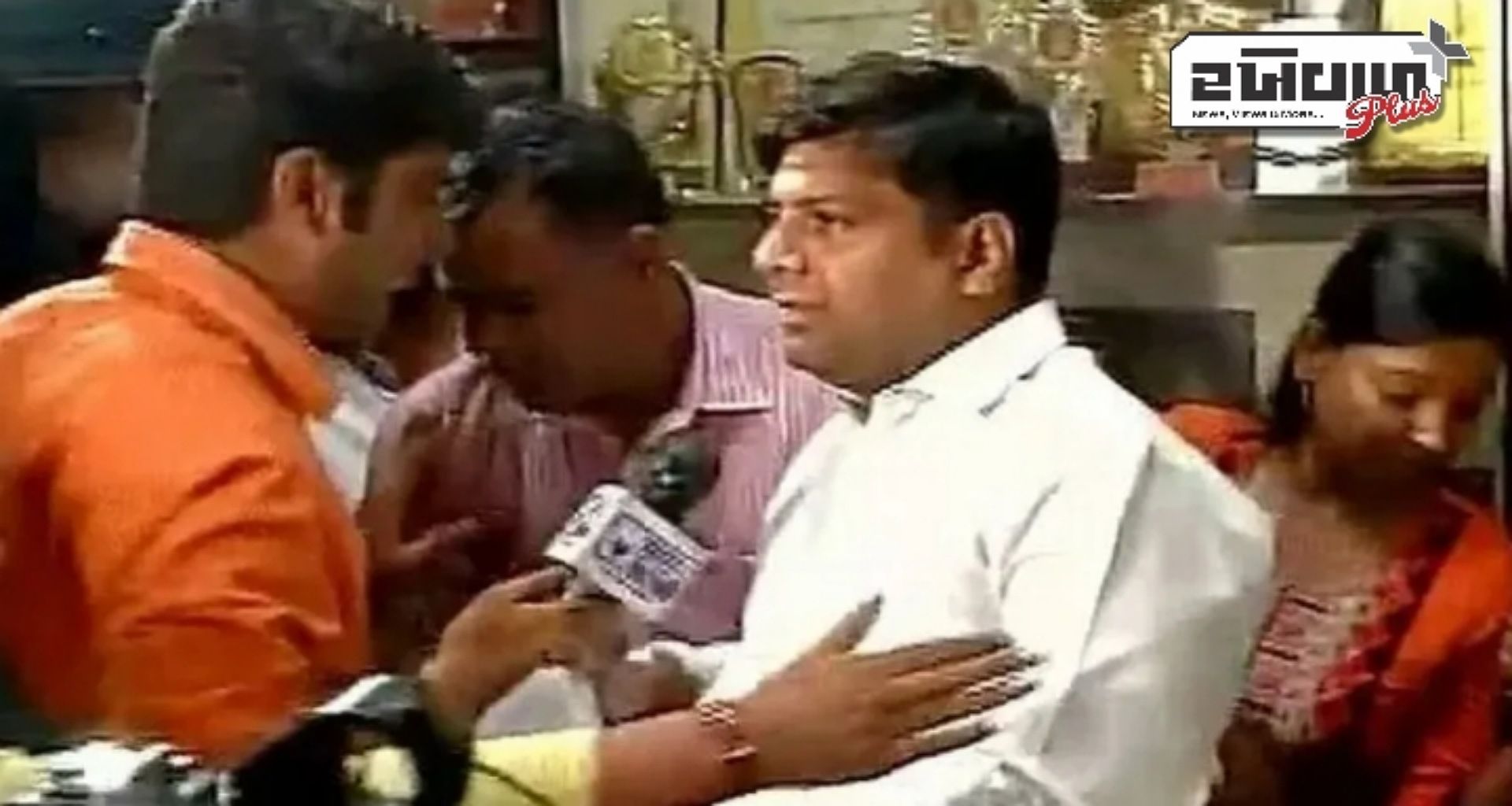 ચૂંટણી: મતદાન પહેલા AAPને આંચકો, વરિષ્ઠ નેતા વિરુદ્ધ FIR દાખલ, મહિલાએ ગંભીર આરોપ લગાવ્યો