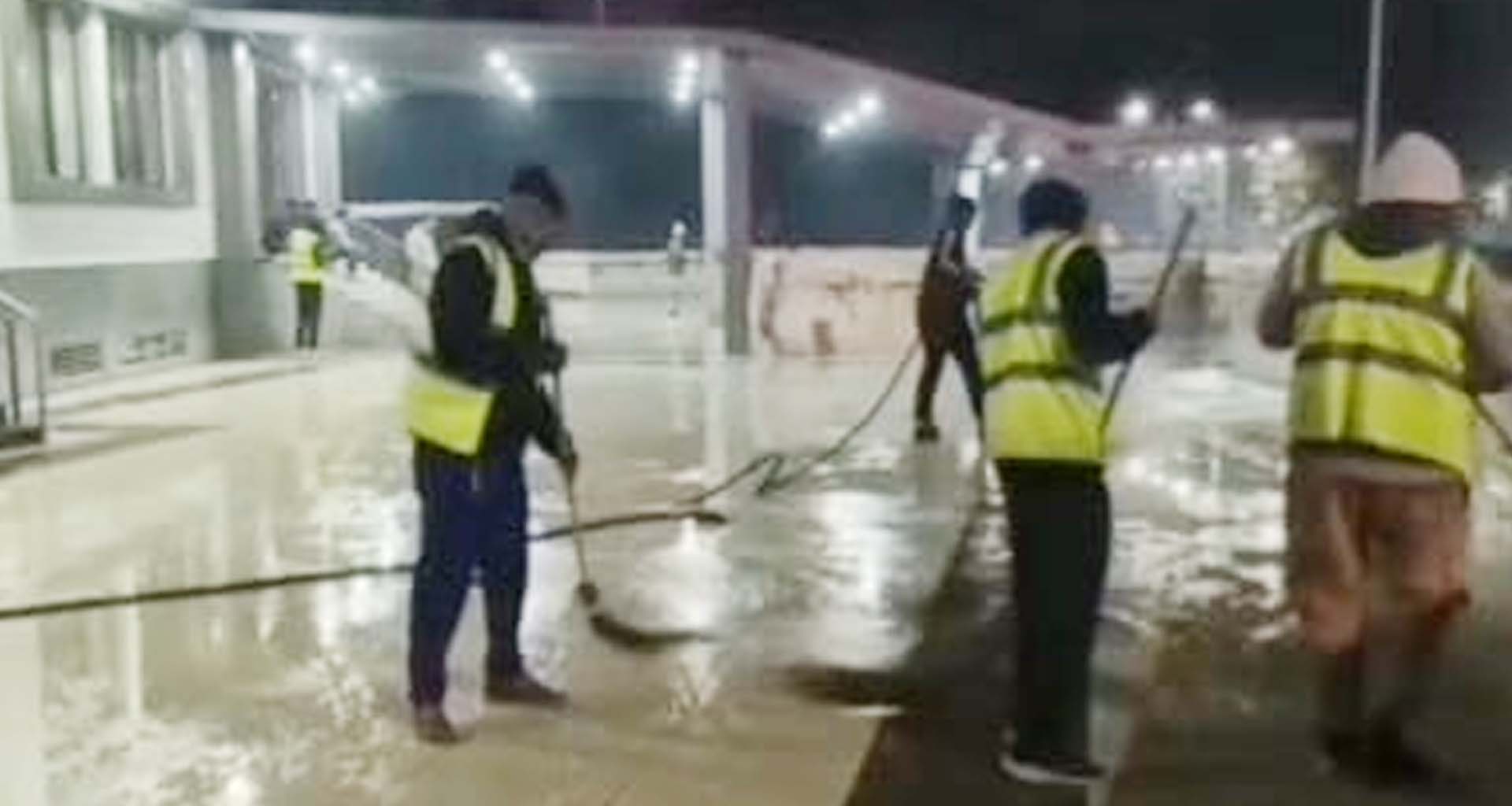 મહેસાણા મહાનગર પાલિકા ભાન ભૂલી : મુખ્યમંત્રીના આગમન પહેલા ફાયર ફાઈટરથી ટાઉનહોલની સફાઈ કરાવી