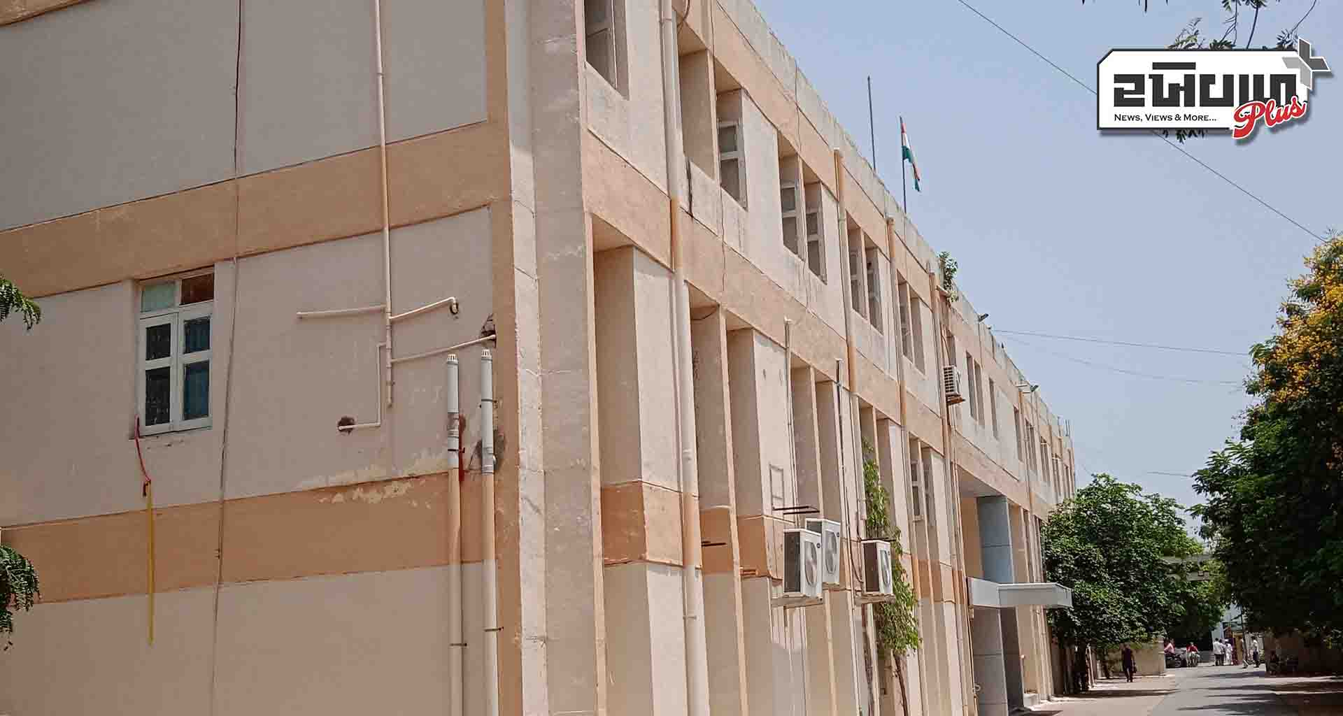 પાલનપુર લક્ષ્મીપુરાની ફાટક પર બ્રિજ બનાવવાની માંગ સાથે જિલ્લા કલેકટરને રજૂઆત કરાઈ